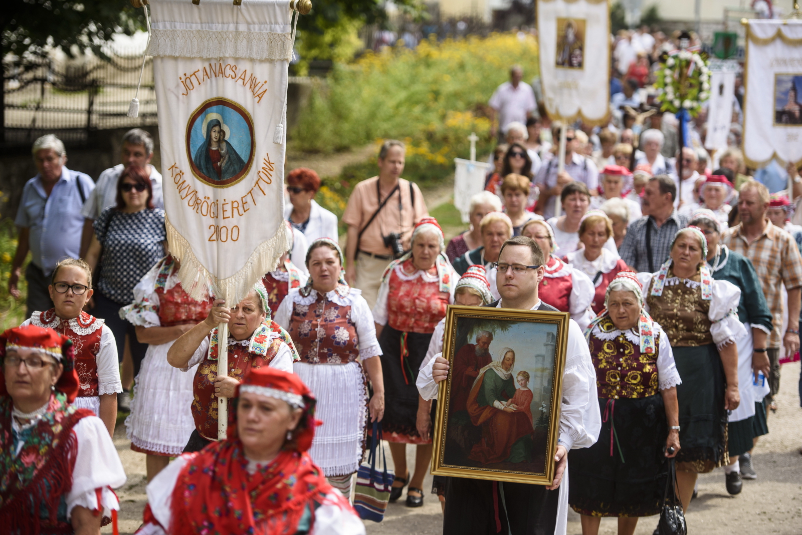 Procesja ku czci św. Anny na Węgrzech. Fot. PAP/EPA/Peter Komka