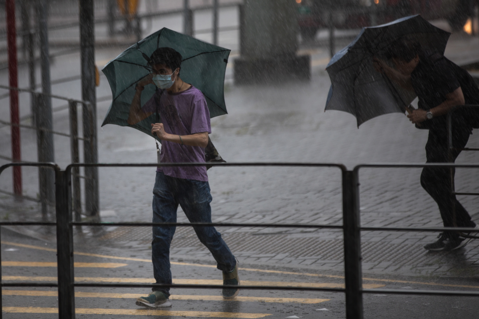 Tropikalna burza w Hong Kongu.  EPA/JEROME FAVRE 
