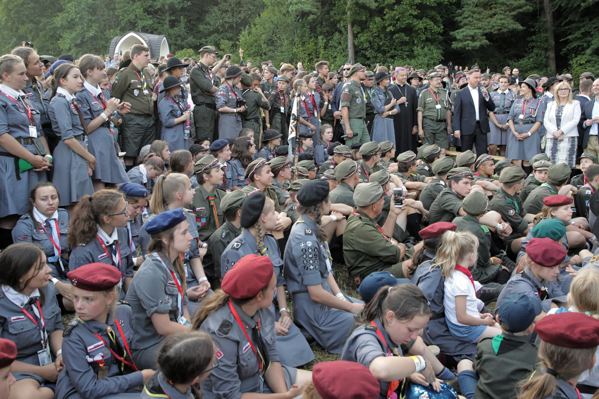 Prezydent Andrzej Duda spotkał się z harcerzami biorącymi udział w zlocie 30-lecia ZHR, przed sanktuarium Matki Boskiej Gietrzwałdzkiej, fot. Tomasz Waszczuk, PAP 