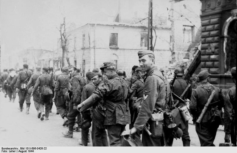 Esesmani z pułku Dirlewangera maszerujący ulicą Chłodną w kierunku Śródmieścia, sierpień 1944 r. (fot. Leher, Bundesarchiv, Bild 101I-696-0426-22, CC-BY-SA 3.0).