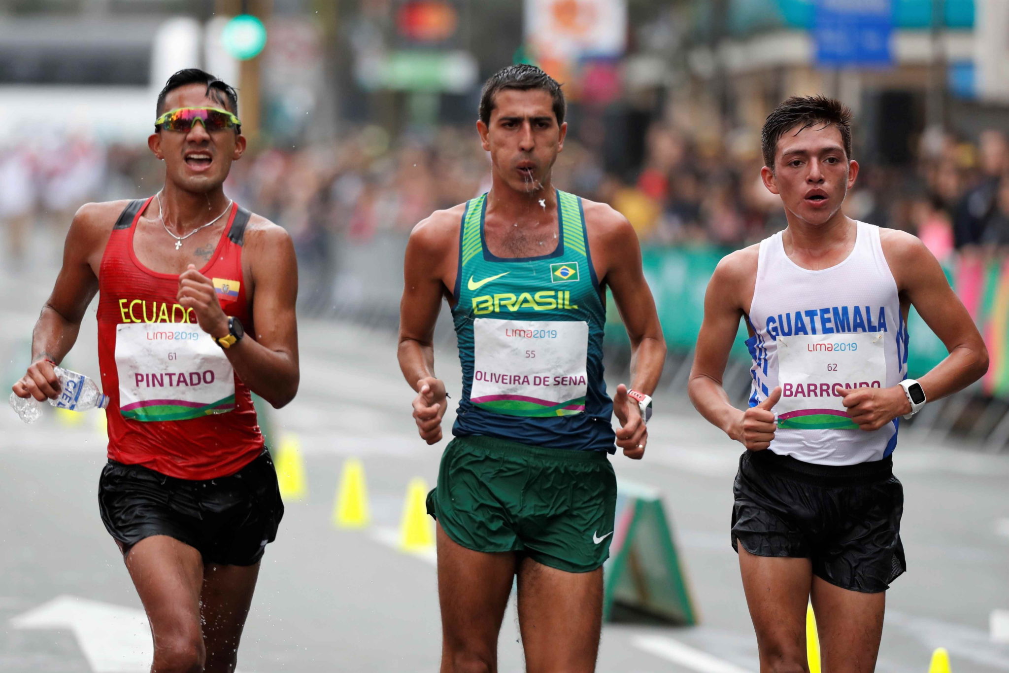 epa07756970 Brian Pintado (L) of Ecuador, gold, Caio Oliveira (C) of Brazil, silver, and Alejandro Barrondo (R) of Guatemala, bronze, in action during the Men's 20km Walk competition at the Lima 2019 Pan American Games, in Lima, Peru, 04 August 2019.  EPA/Paolo Aguilar 
Dostawca: PAP/EPA.