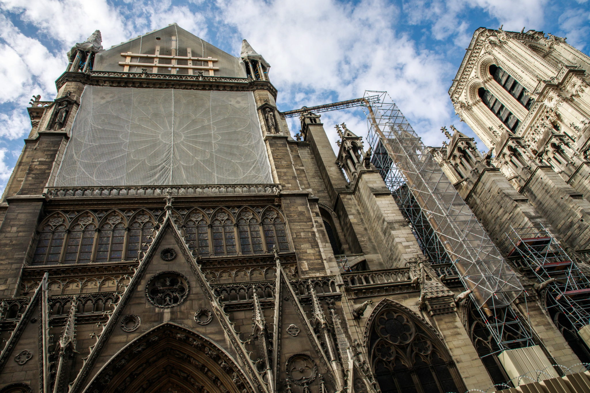Prace remontowe przy katedrze Notre Dame w Paryżu zostaną wznowione 12 sierpnia. Przerwano je wcześniej z uwagi na duże skażenie terenu ołowiem. W trakcie tragicznego pożaru katedry, do którego doszło w kwietniu, stopieniu uległo blisko 100 ton ołowiu, fot. CHRISTOPHE PETIT TESSON Dostawca: PAP/EPA.