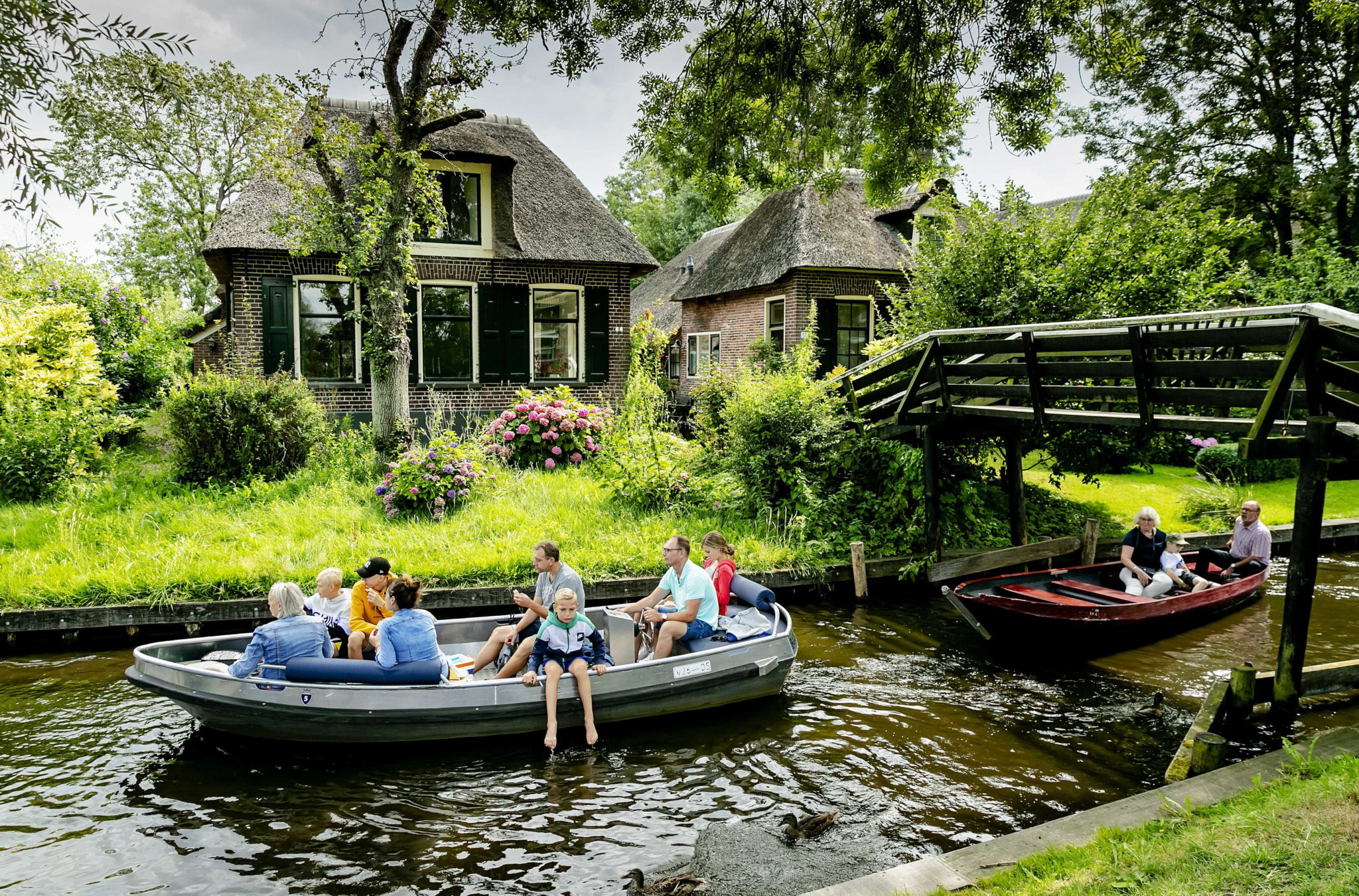 Giethoorn, Holandia: popularne miejsce wśród turystów, fot. Robin van Lonkhuijsen, PAP/EPA 
