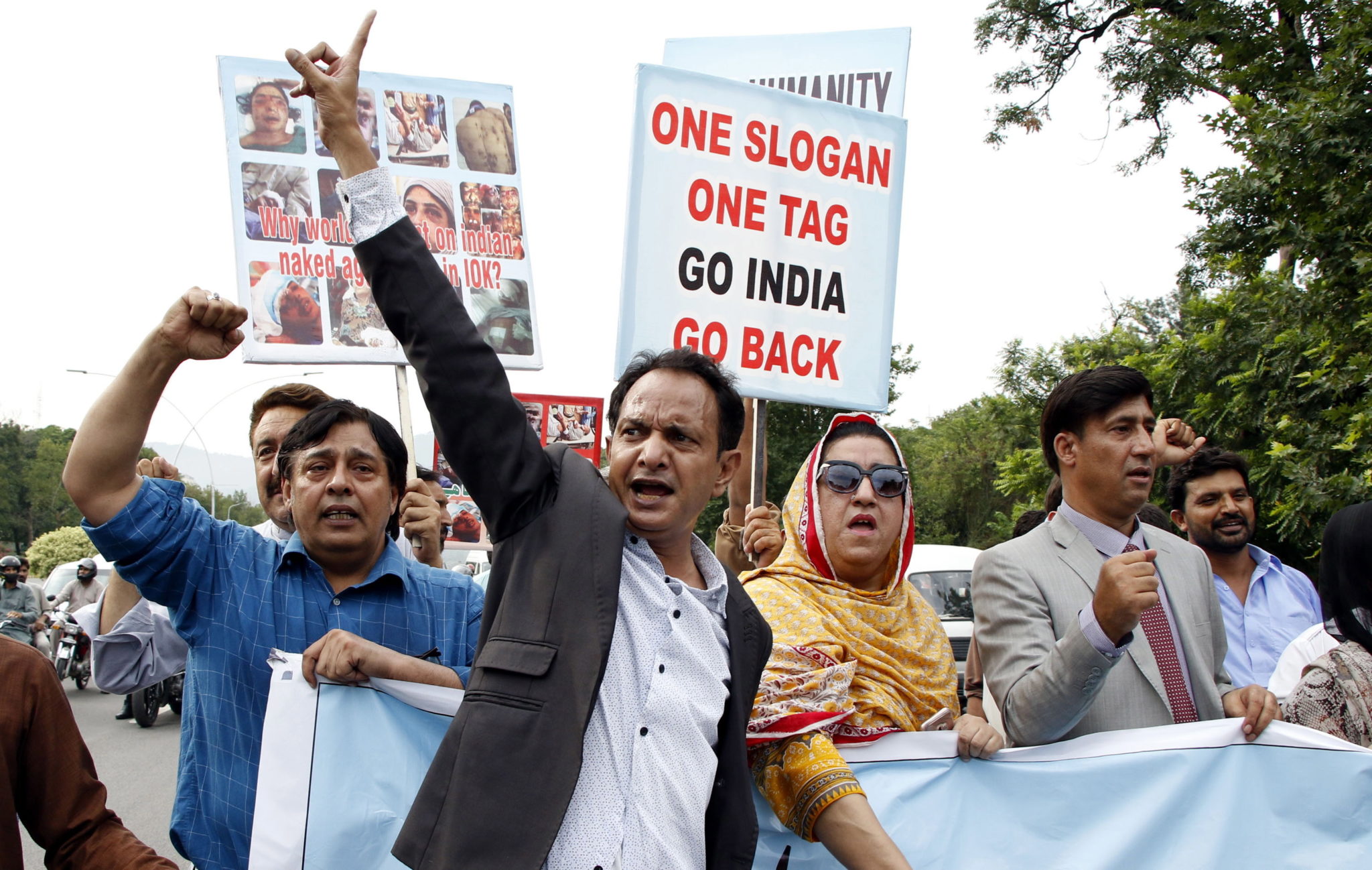 Indie: protesty w Islamabadzie po tym, jak rząd indyjski obalił specjalny status konstytucyjny przyznany spornemu regionowi Kaszmiru. Fot. EPA/HAIL SHAHZAD. 