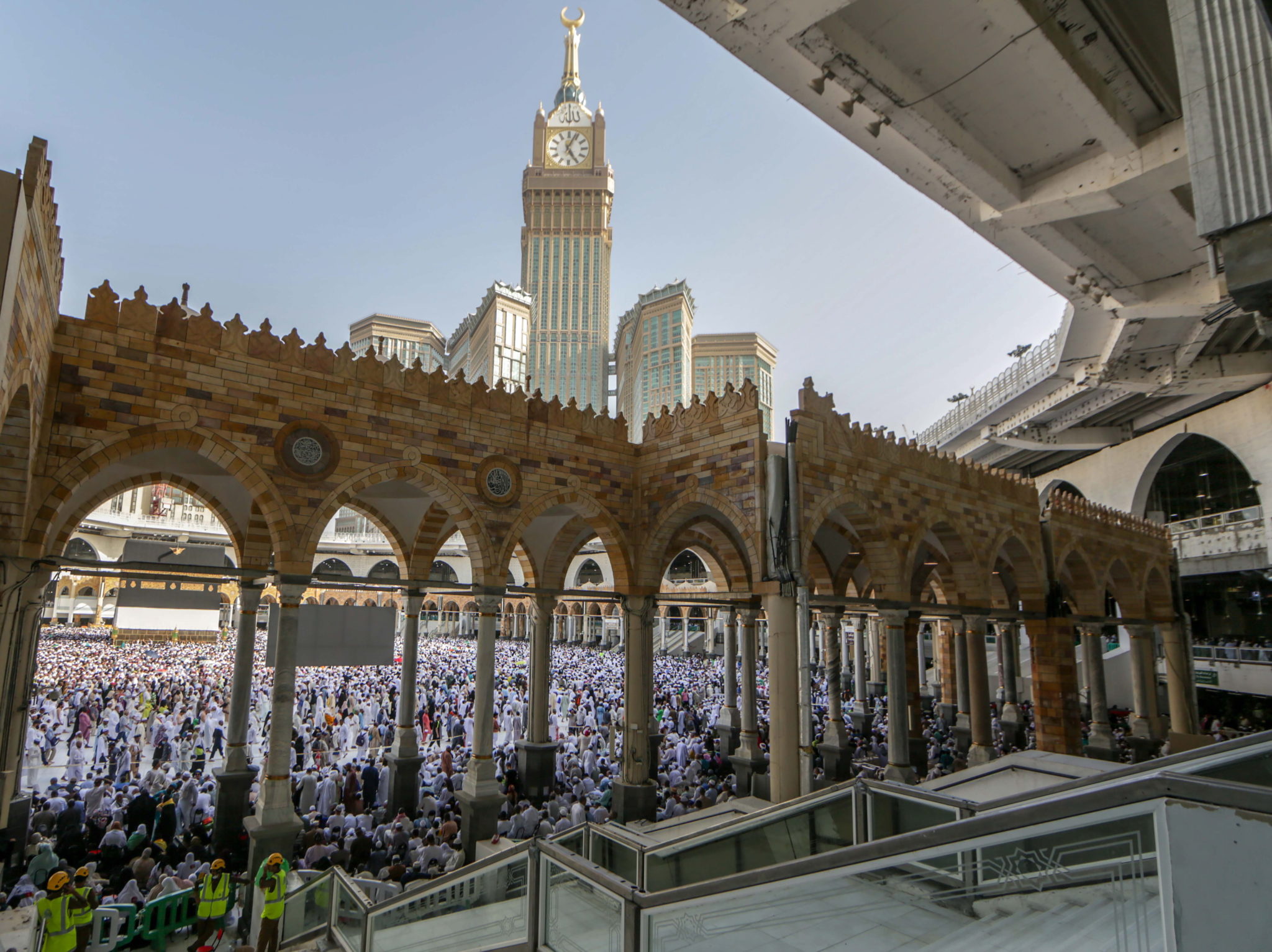 Arabia Saudyjska: Muzułmańscy pielgrzymi zbierają się wewnątrz Świętego Meczetu w Mecce.  Około 2,5 miliona muzułmanów ma uczestniczyć w tegorocznej pielgrzymce Hadżi, z okazji święta Eid al-Adha, które jest jednym z dwóch głównych świąt muzułmańskich obchodzonych każdego roku. fot. EPA/STR 
