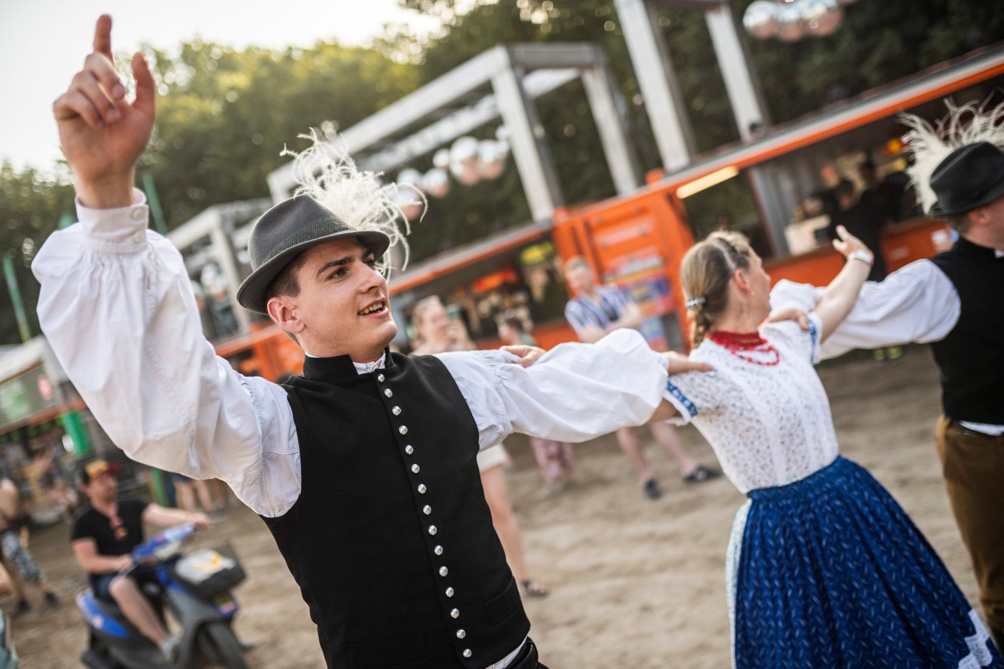 Węgry: tancerze ludowi występują na festiwalu Sziget w Budapeszcie. To jeden z największych festiwali kulturalnych na świecie: oferuje wystawy sztuki, przedstawienia teatralne i cyrkowe, a przede wszystkim koncerty muzyczne. Trwa 7 dni, fot. MARTON MONUS, PAP/EPA 