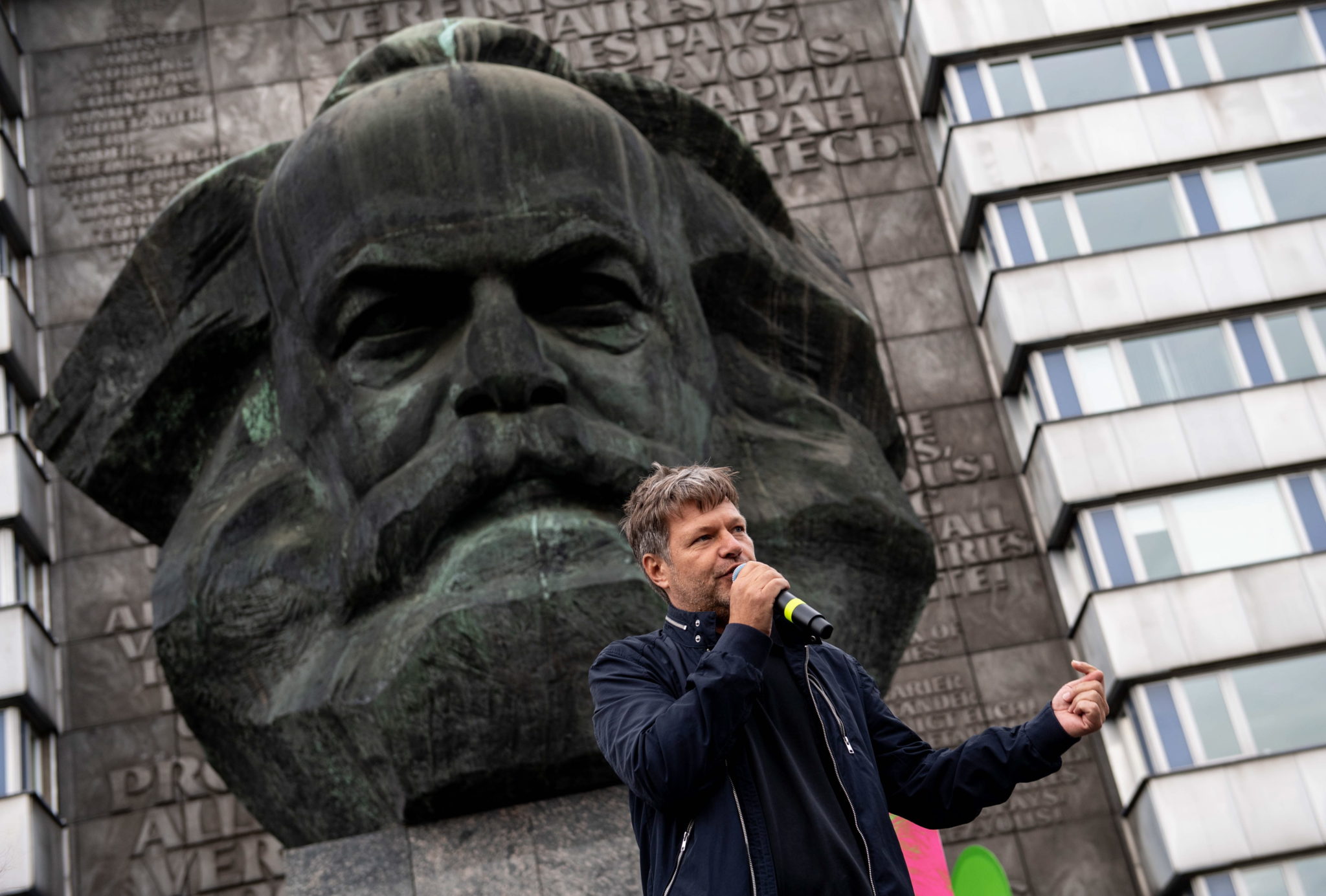 Współprzewodniczący niemieckiej partii Zielonych Robert Habeck przemawia przed gigantycznym pomnikiem Karola Marksa podczas kampanii wyborczej w mieście Chemnitz, fot. Filip Singer, PAP/EPA 