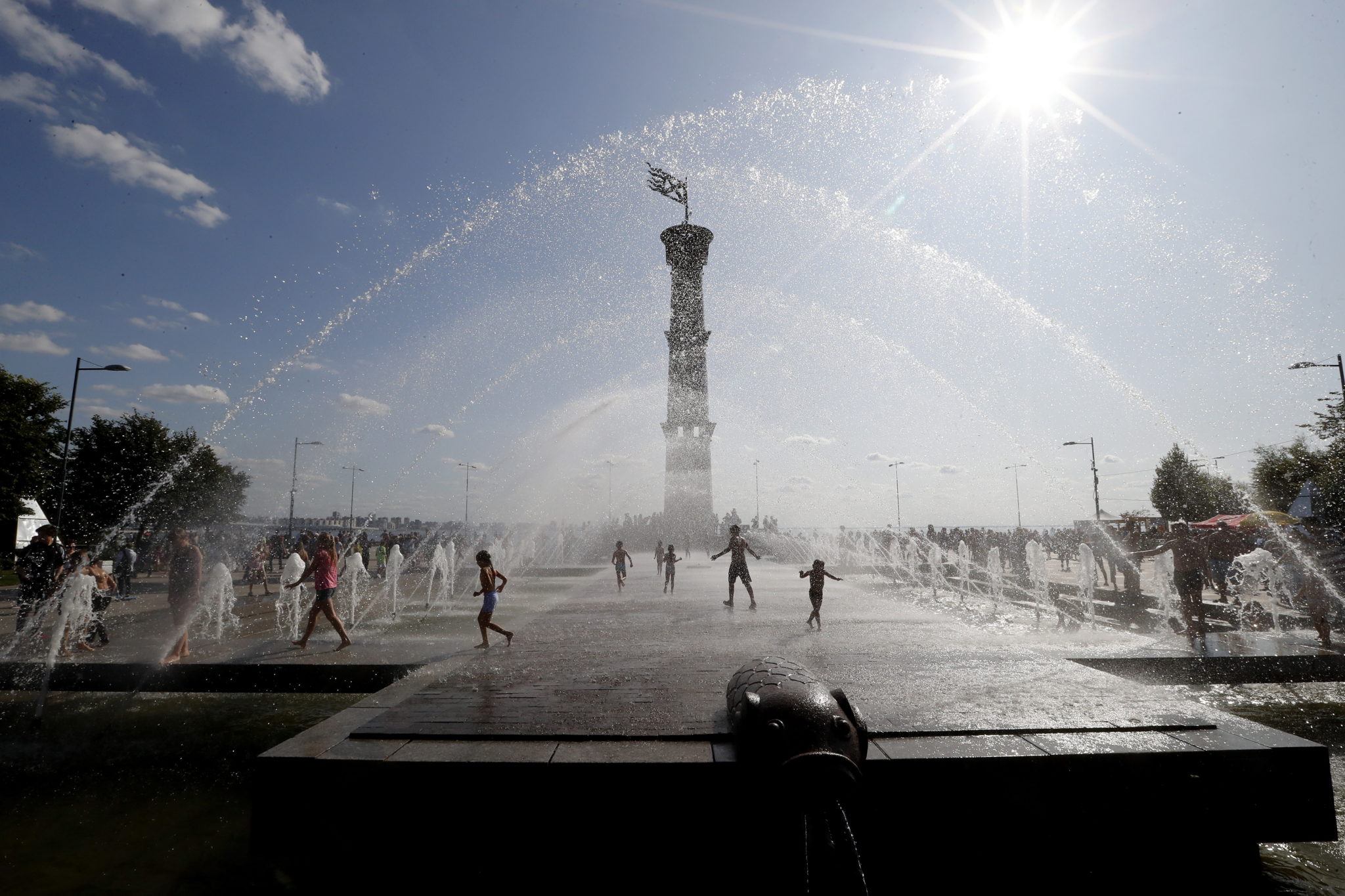 Rosja: gorący dzień w Sankt Petersburgu, fot. ANATOLY MALTSEV, PAP/EPA 