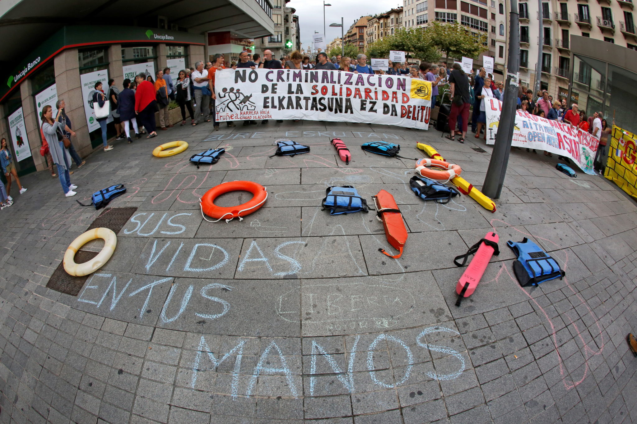 Nawarra, Hiszpania: protest ludzi, którzy domagają się przyjęcia hiszpańskiego statku ratunkowego „Open Arms”, który przewozi 107 migrantów, którzy pozostają na pokładzie po 18 dniach spędzonych na morzu u wybrzeży Włoch, fot. Villar Lopez, PAP/EPA 