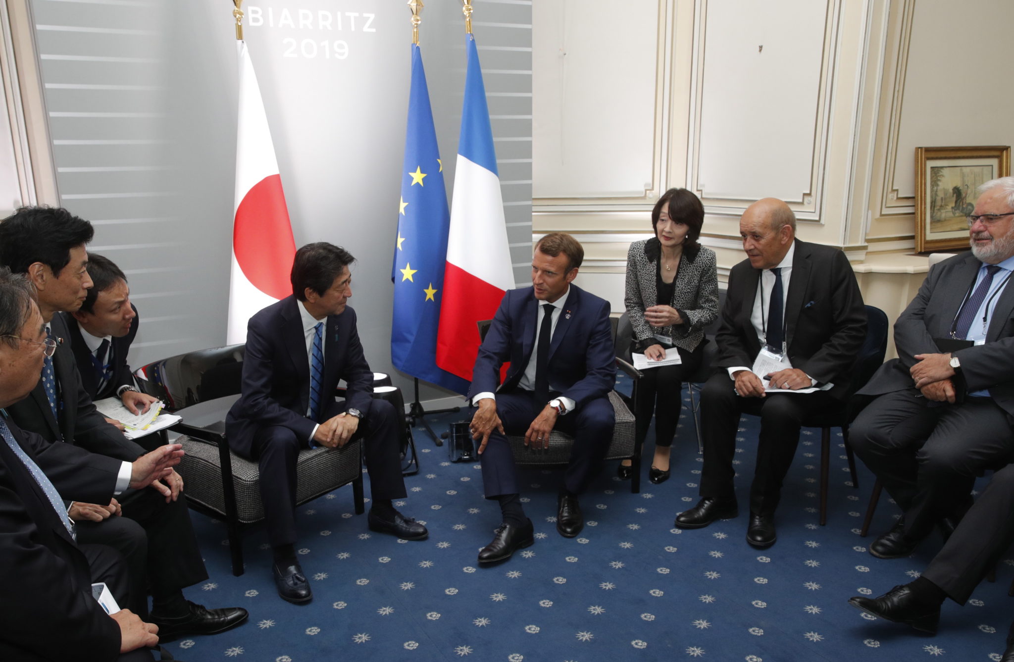  

FRANCJA: Prezydent Emmanuel Macron i premier Japonii Shinzo Abe podczas dwustronnego szczytu G7 w Biarritz. FOT. PHILIPPE WOJAZER/EPA 