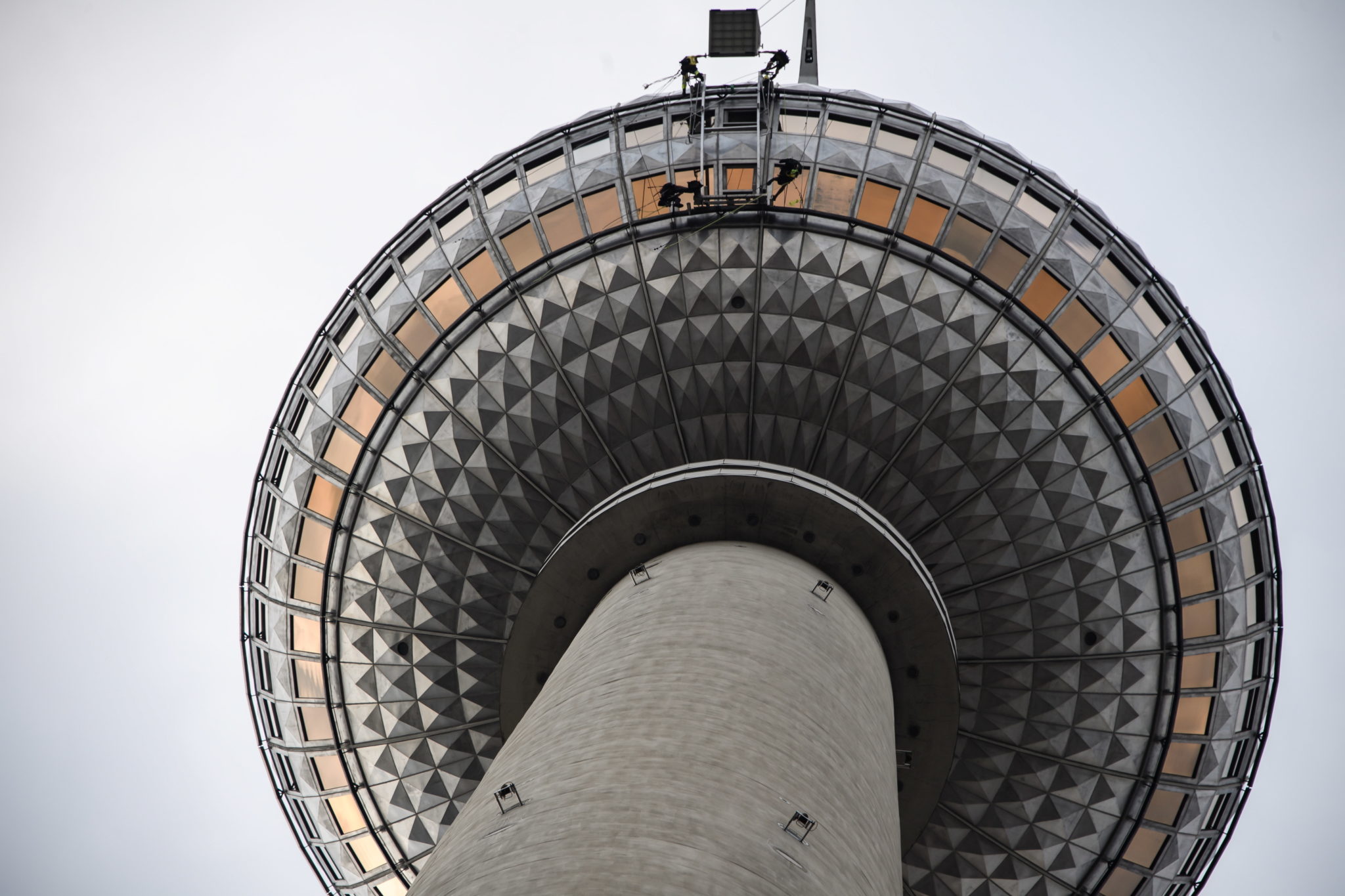 Wspinacze na wieży telewizyjnej Berliner Fernsehturm. 3 października wieża o wysokości 368 metrów świętuje swoją 50. rocznicę powstania, fot. Clemens Bilan, PAP/EPA