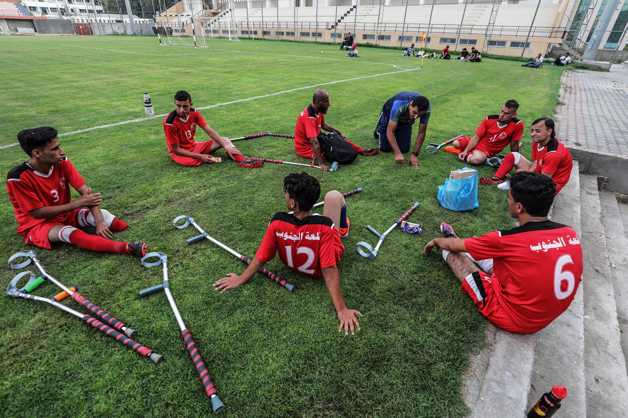 Strefa Gazy: palestyńscy piłkarze, którzy są po amputacji biorą udział w meczu ligowym, fot. MOHAMMED SABER, PAP/EPA.