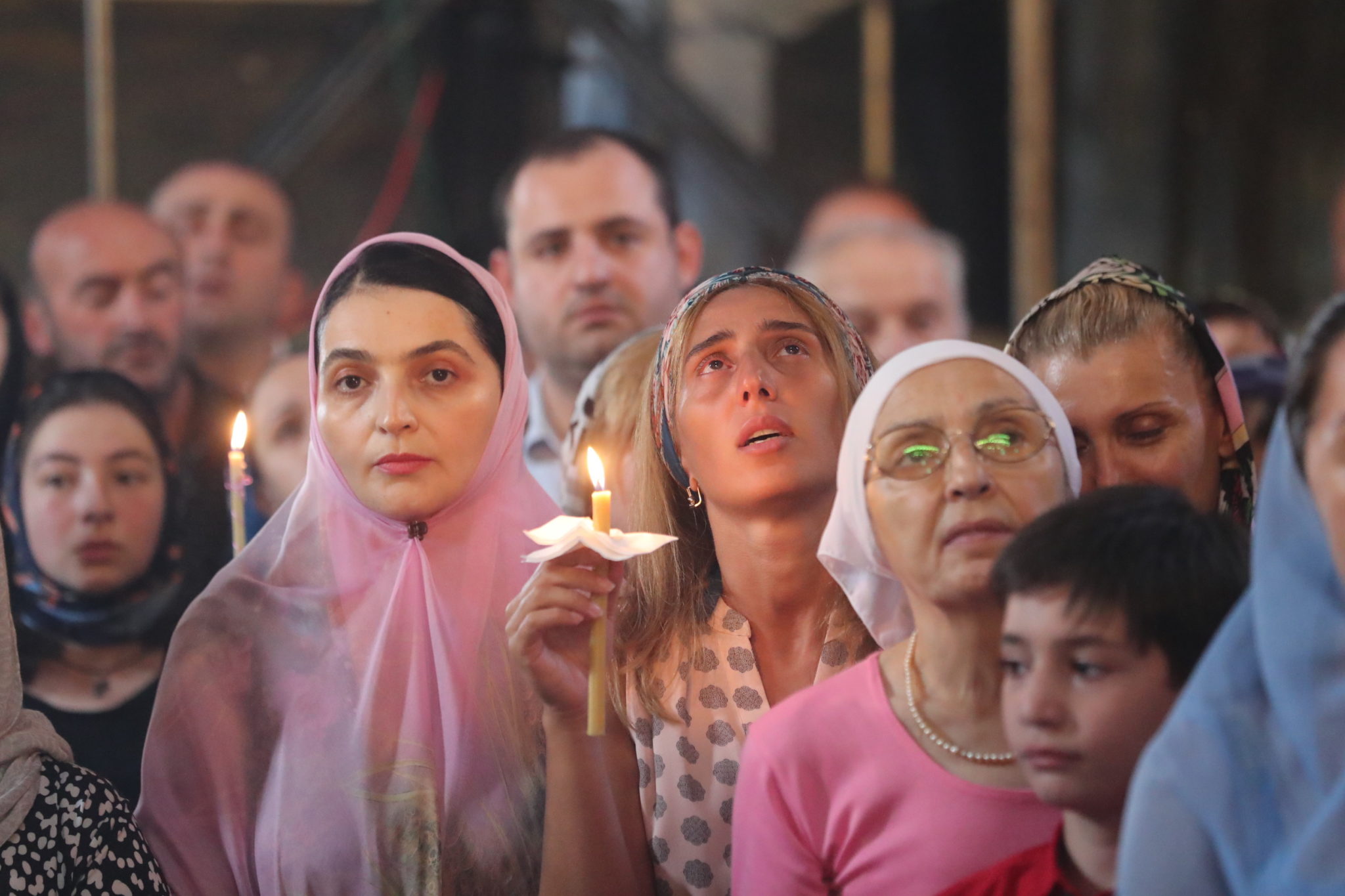 Gruzja: wierni prawosławni uczestniczą w nabożeństwie ku czci Matki Bożej w katedrze Sioni w Tbilisi. Fot. ZURAB KURTSIKIDZE/epa 