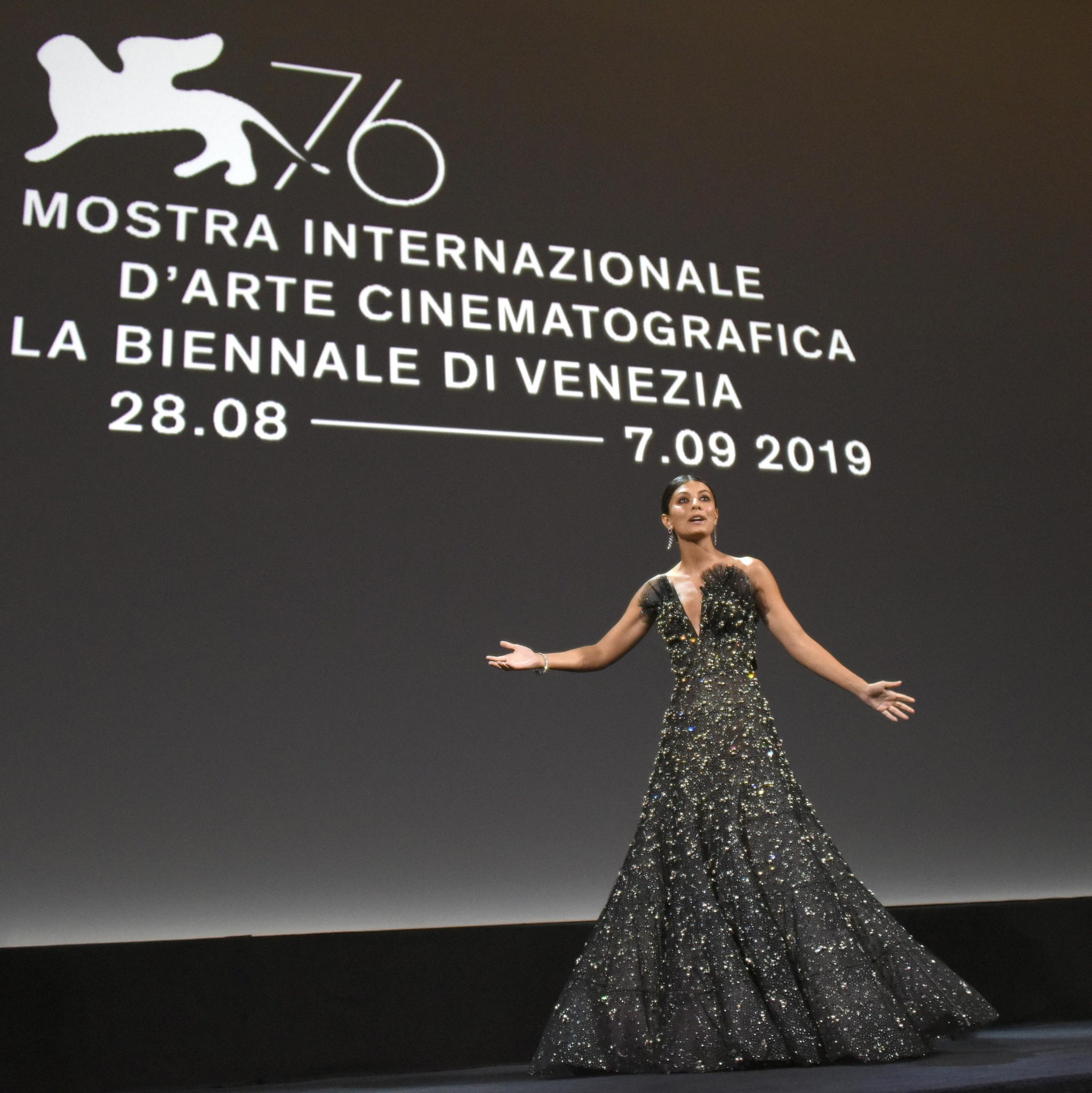 Włochy: aktorka Alessandra Mastronardi  podczas ceremonii otwarcia  76. Międzynarodowego Festiwalu Filmowego w Wenecji we Włoszech. fot. CLAUDIO ONORATI/epa 