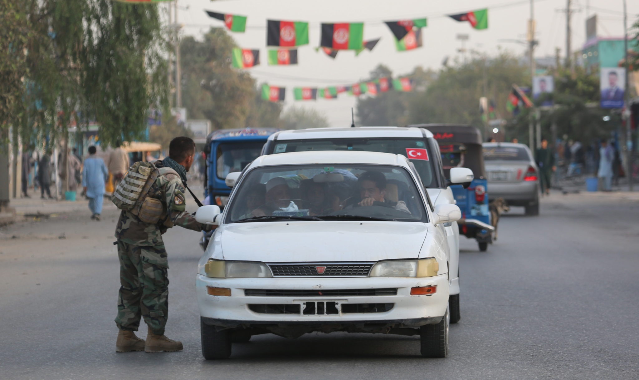 Afganistan: Siły bezpieczeństwa kontrolują samochody podczas skoordynowanych ataków talibów w mieście Kunduz. fot.  EPA/STRINGER Dostawca: PAP/EPA 