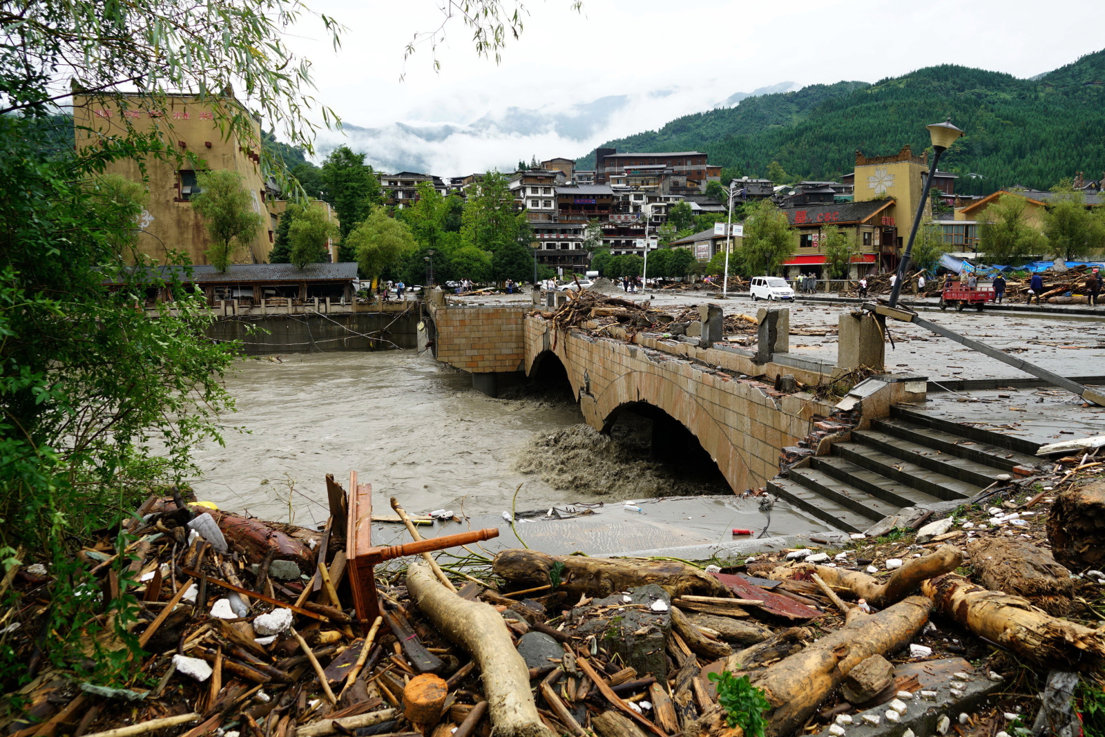 Powódź w Chinach w prowincji Siczuan  EPA/STRINGER CHINA 