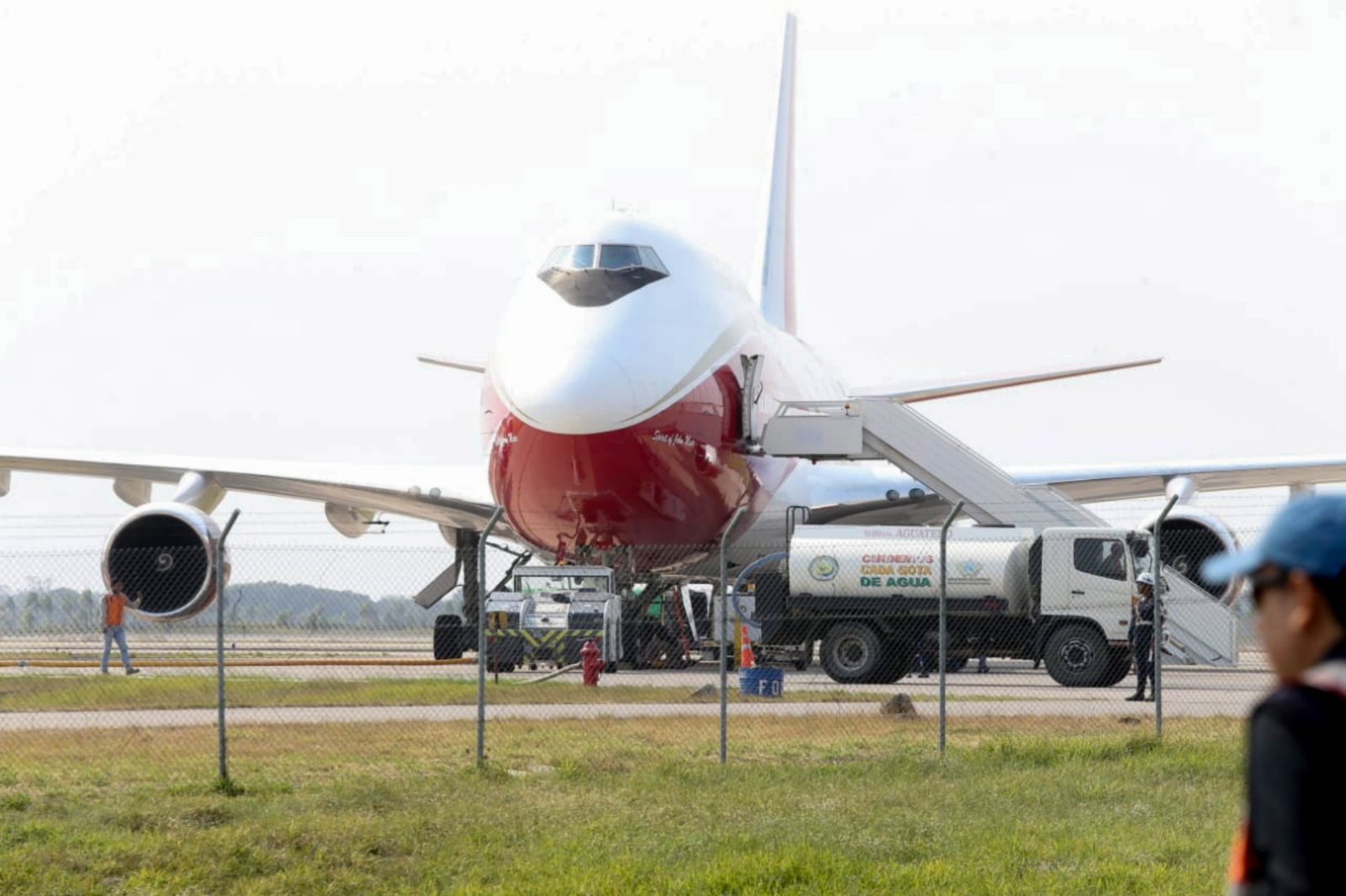 Największy na świecie samolot do gaszenia pożarów Boeing 747 Supertanker,gasi pożary lasów w Amazonii EPA/Juan Carlos Torrejon 

