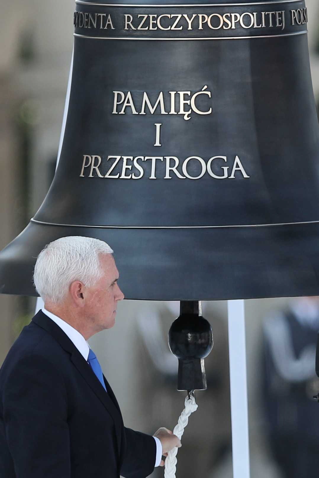 Dzwon „Pamięć i przestroga”, w który uderzyli przedstawiciele państw podczas obchodów 80. Rocznicy wybuchu II wojny światowej, na zdjęciu Wiceprezydent USA Mike Pence, fot. Leszek Szymański, PAP 