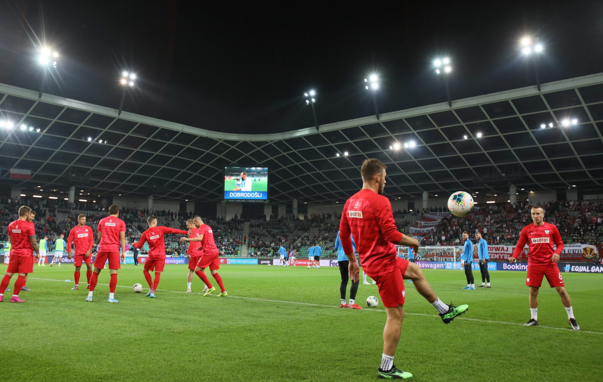  Zawodnicy reprezentacji Polski podczas rozgrzewki na stadionie 