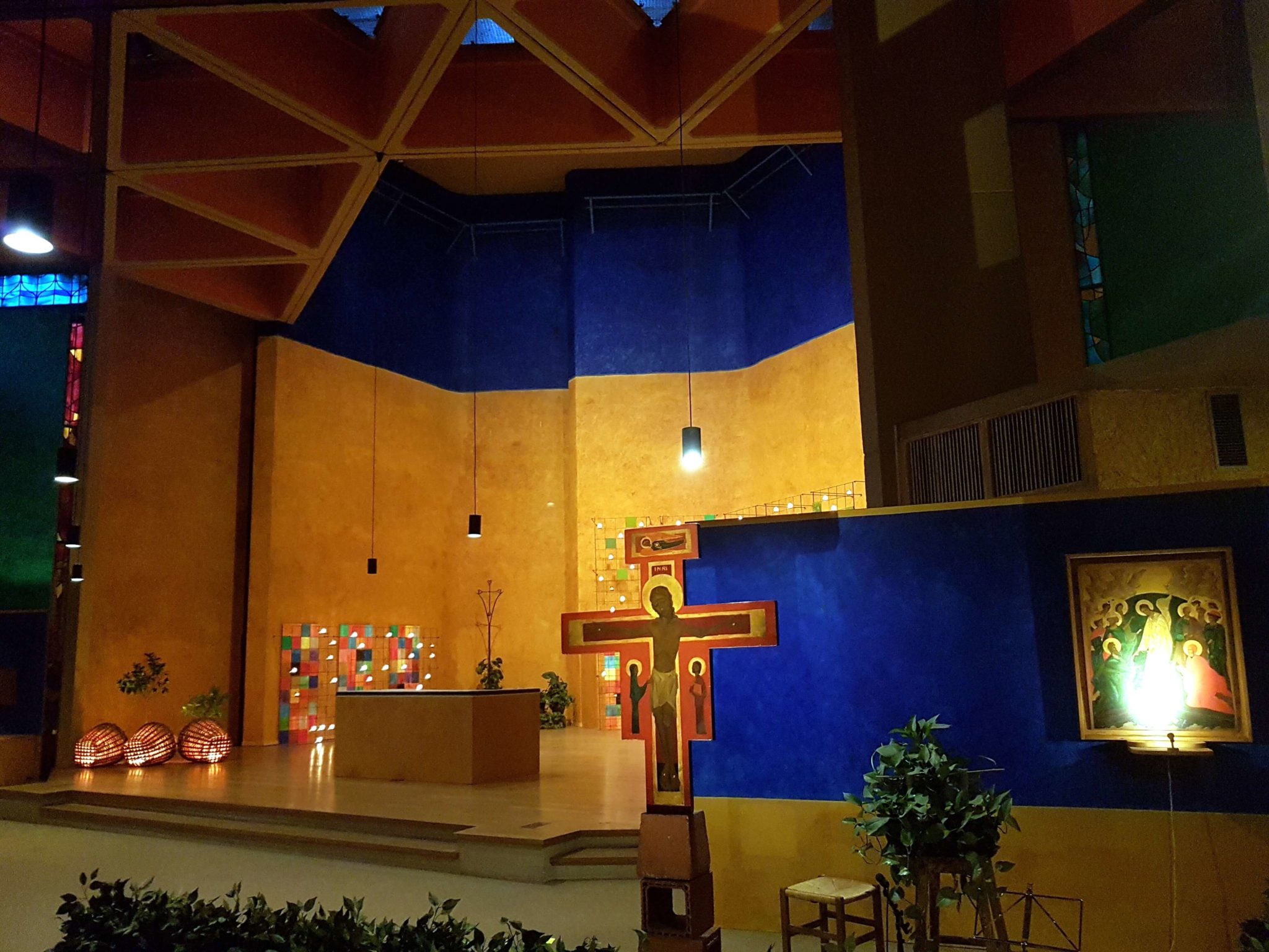 Główny ołtarz w kościele - na czas modlitw ozdobiony świecącymi lampionami i światełkami