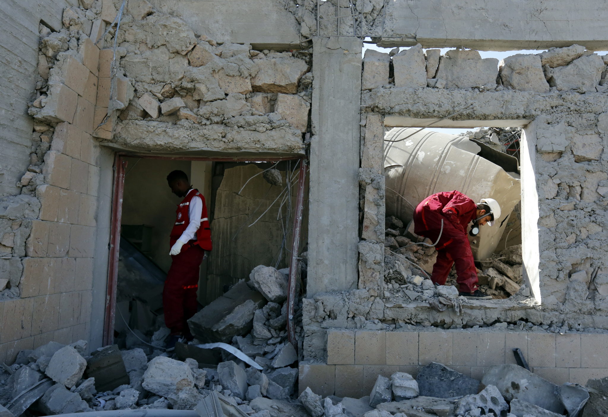 Jemen: pracownicy Czerwonego Półksiężyca szukają zwłok ofiar po bombardowaniu aresztu, fot. YAHYA ARHAB, PAP /EPA 
