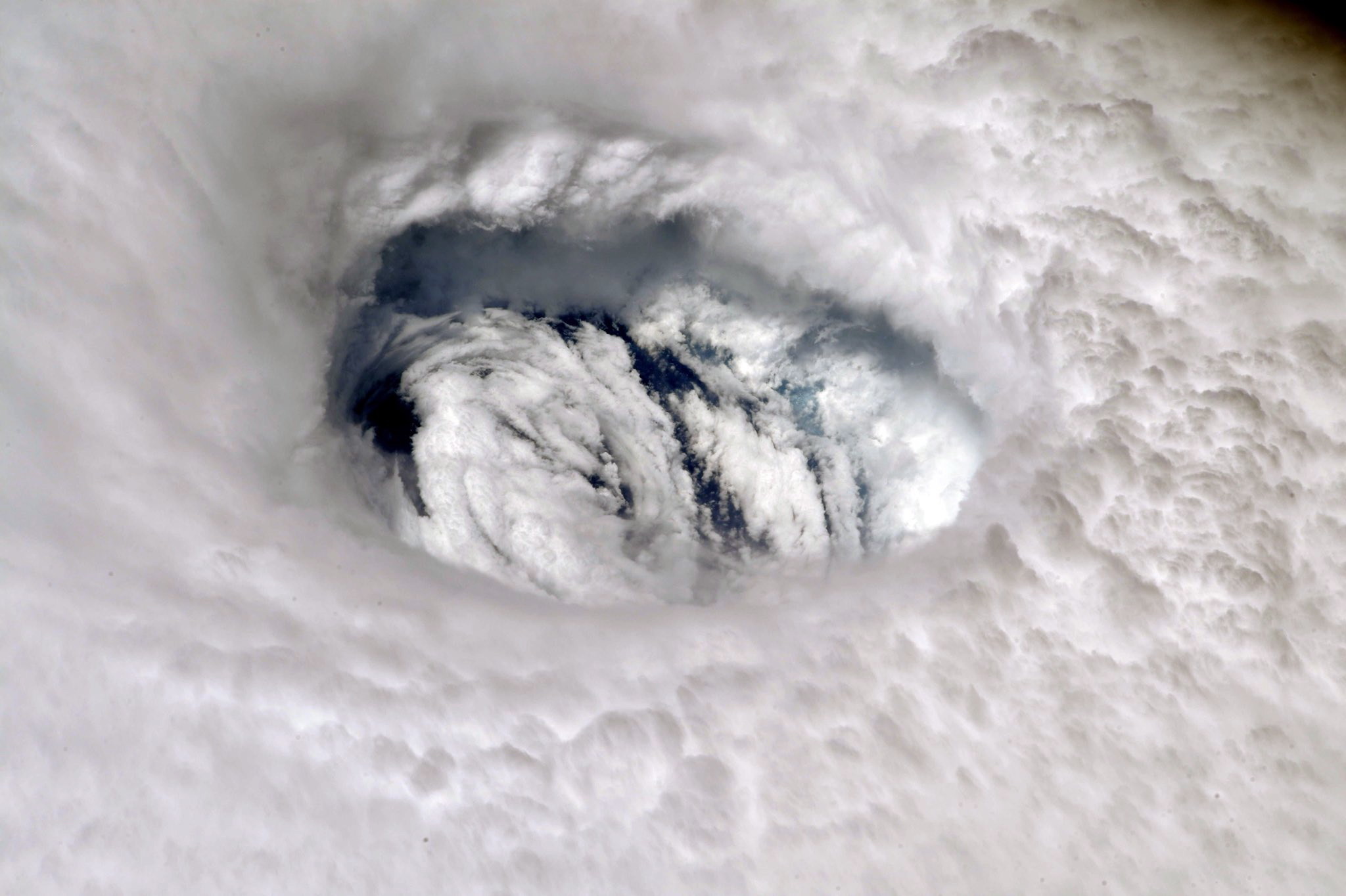 USA: oko huraganu Dorian widziane z pokładu Międzynarodowej Stacji Kosmicznej z odległości ponad 200 mil nad Ziemią. FOT. EPA/NASA 