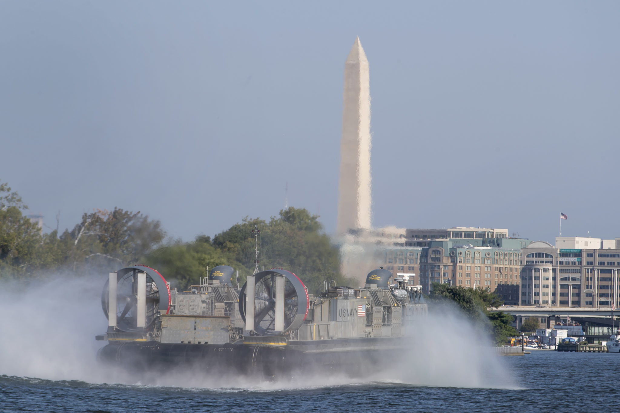 USA: Poduszkowiec LCAC (US Navy Landing Craft Air Cushion) ODBYWA ĆWICZENIA w kanale Waszyngtonu przy rzece Potomac. fot. ERIK S. LESSER/EPA.