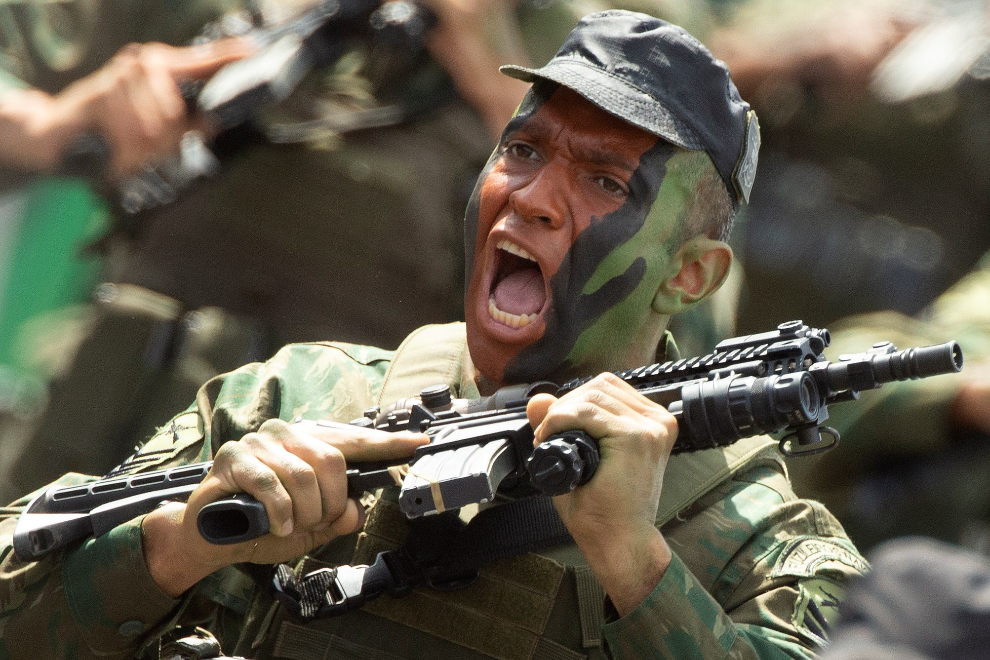 Brazylia: żołnierz piechoty maszeruje podczas parady z okazji Święta Niepodległości
fot. EPA/Joedson Alves 
