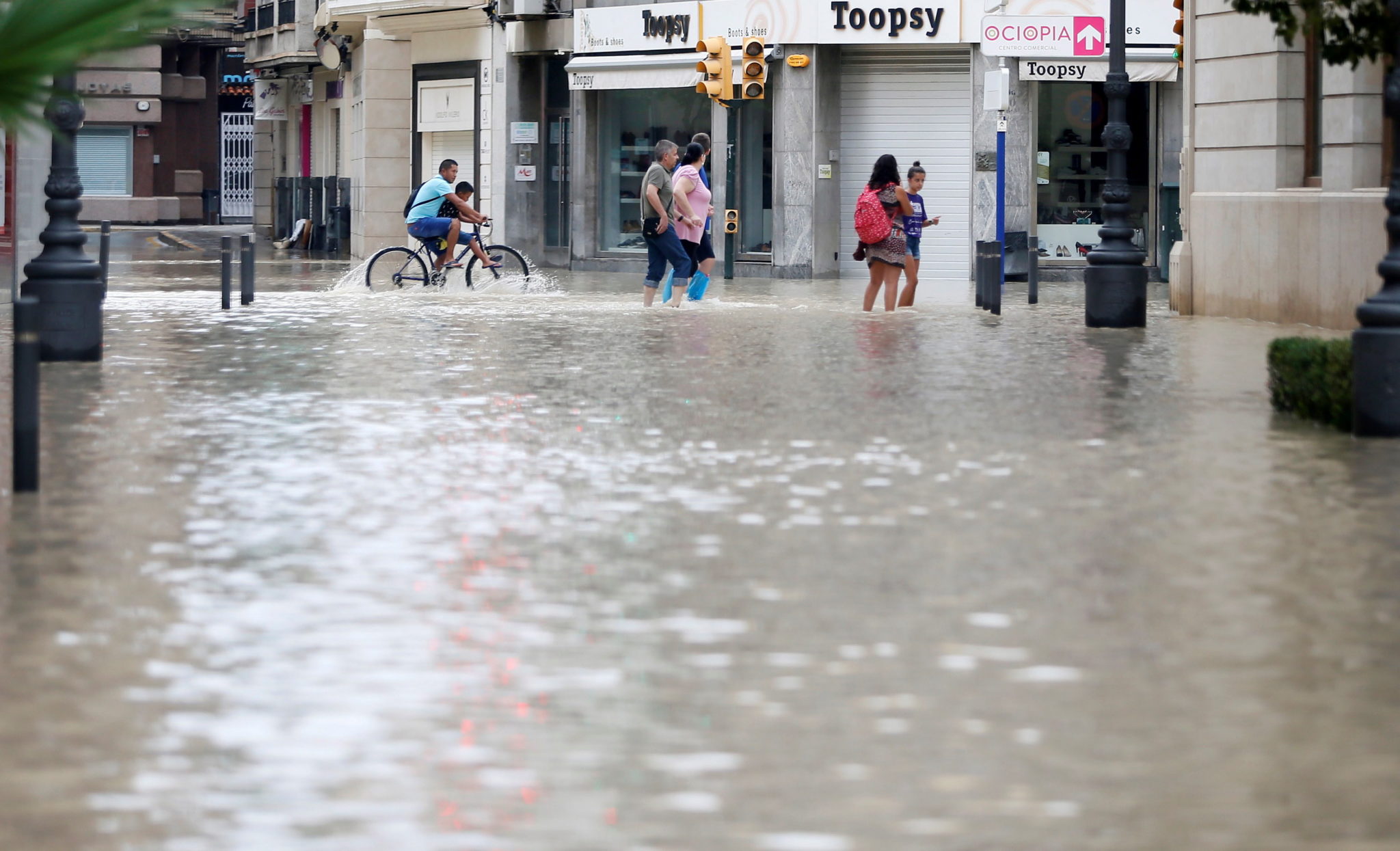 Powódź w hiszpańskiej Allicante. fot. EPA/MANUEL LORENZO 