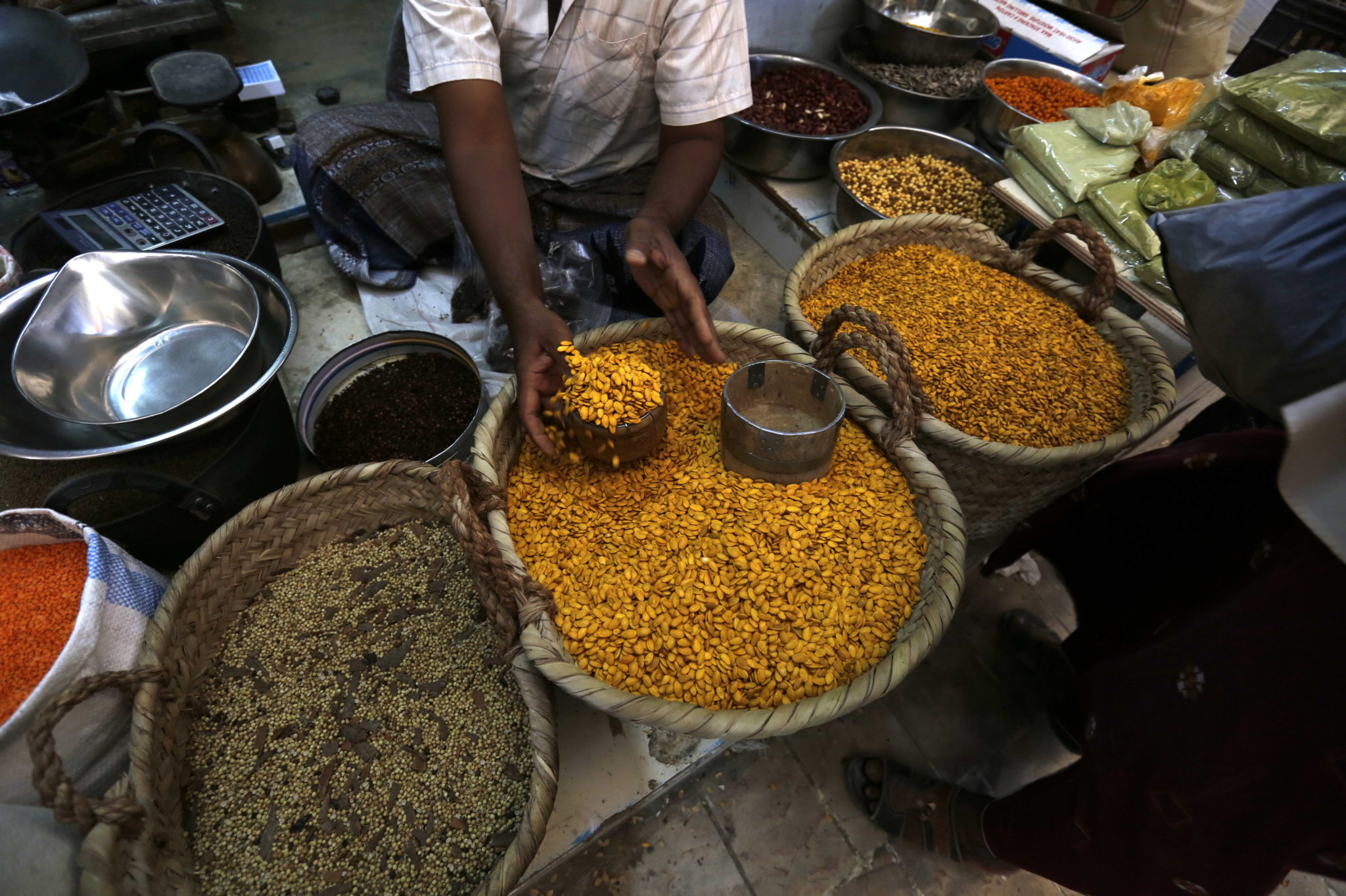  Jemen: sprzedaż nasion dyni na rynku w mieście Seiyun, fot. YAHYA ARHAB, PAP/EPA  ￼