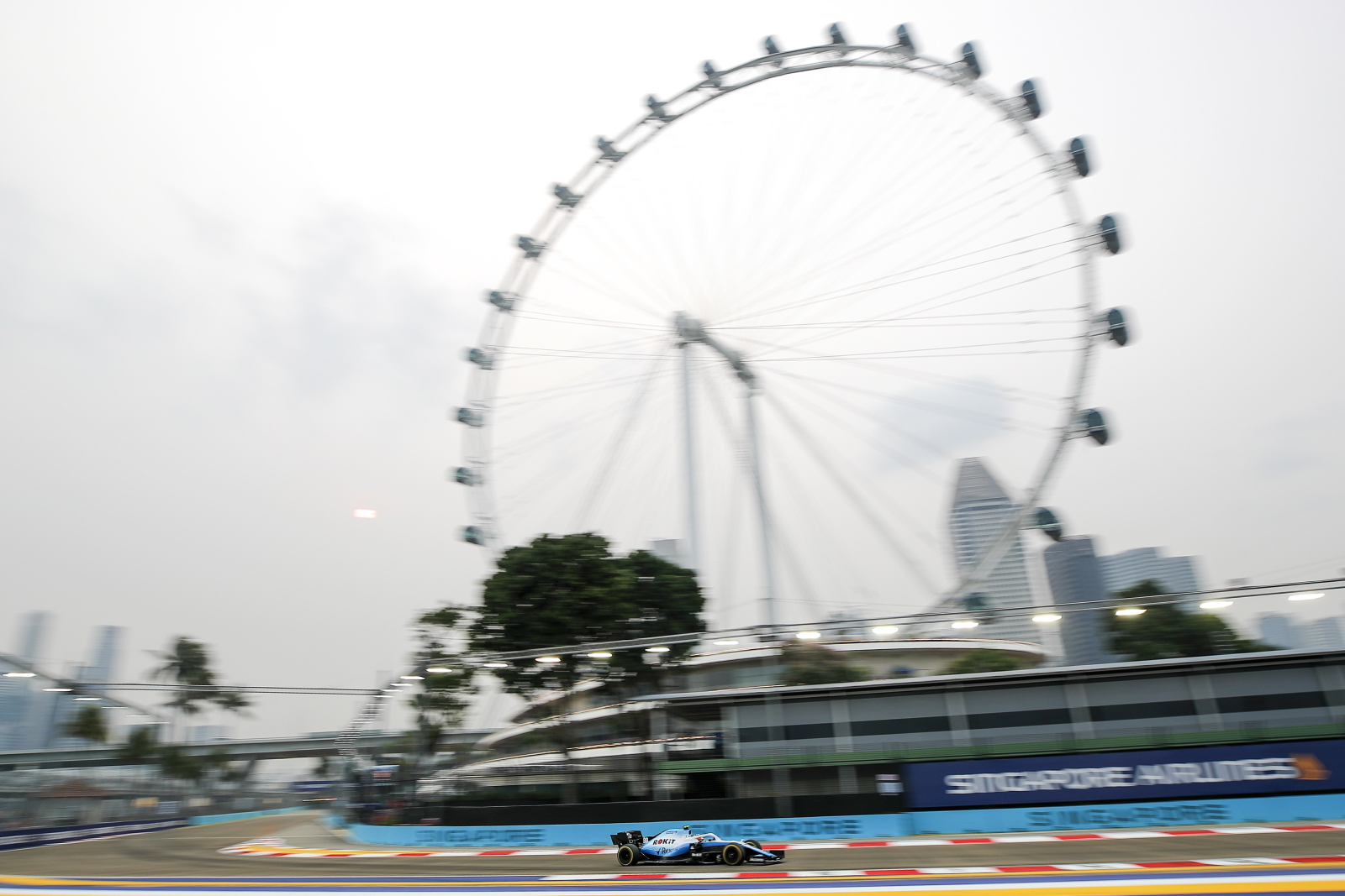 W Singapurze pojawili się już kierowcy F1 Fot.  	PAP/EPA/DIEGO AZUBEL