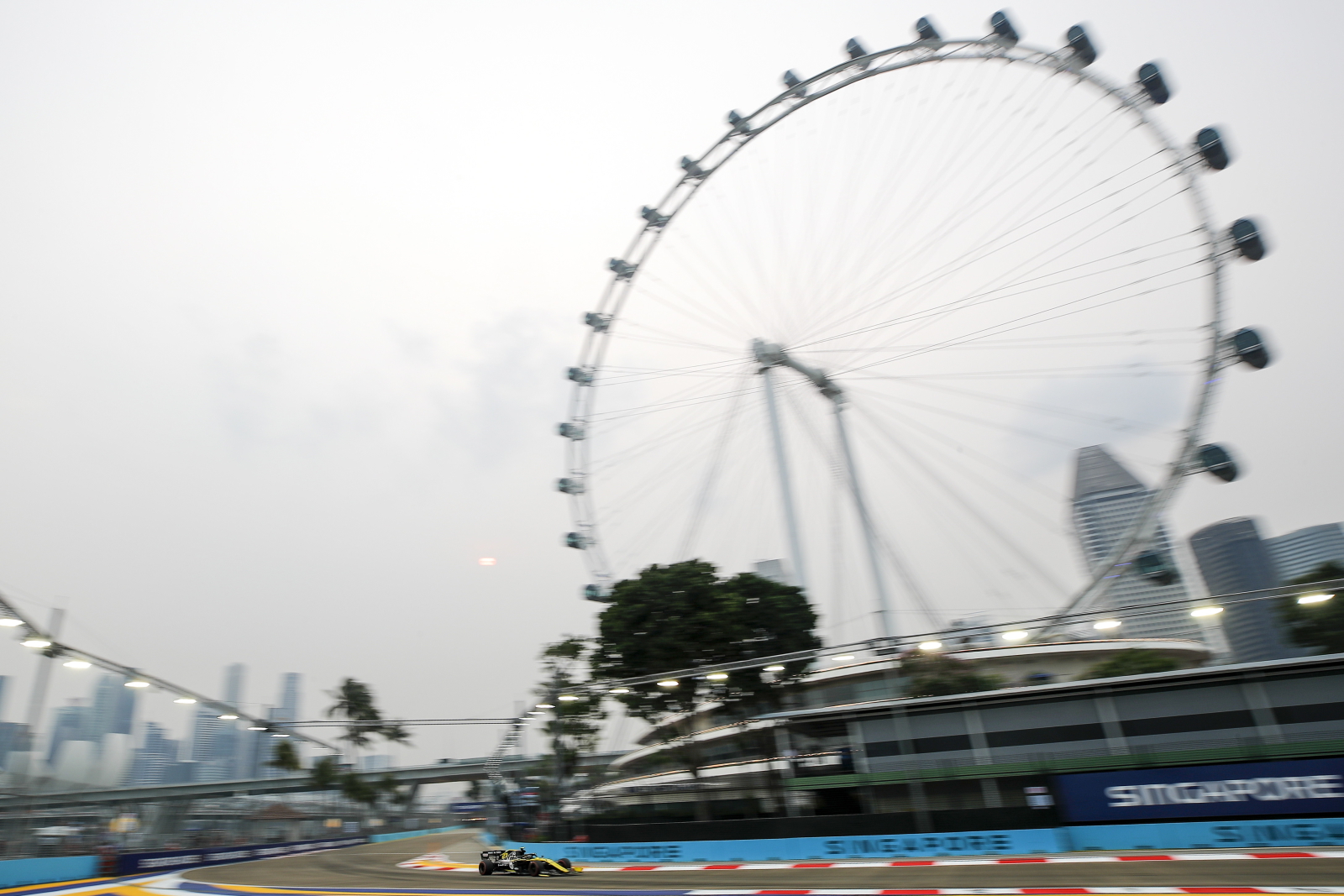 W Singapurze pojawili się już kierowcy F1 Fot.  	PAP/EPA/DIEGO AZUBEL