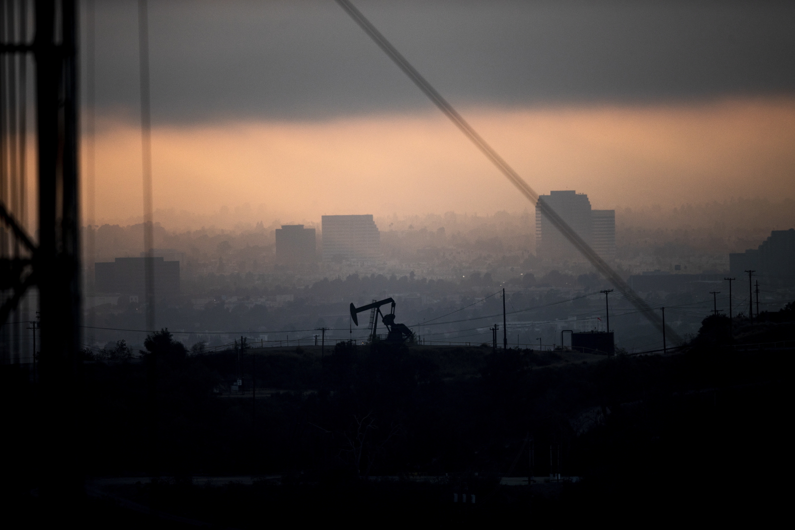 Produkcja ropy w Los Angeles fot. EPA/ETIENNE LAURENT