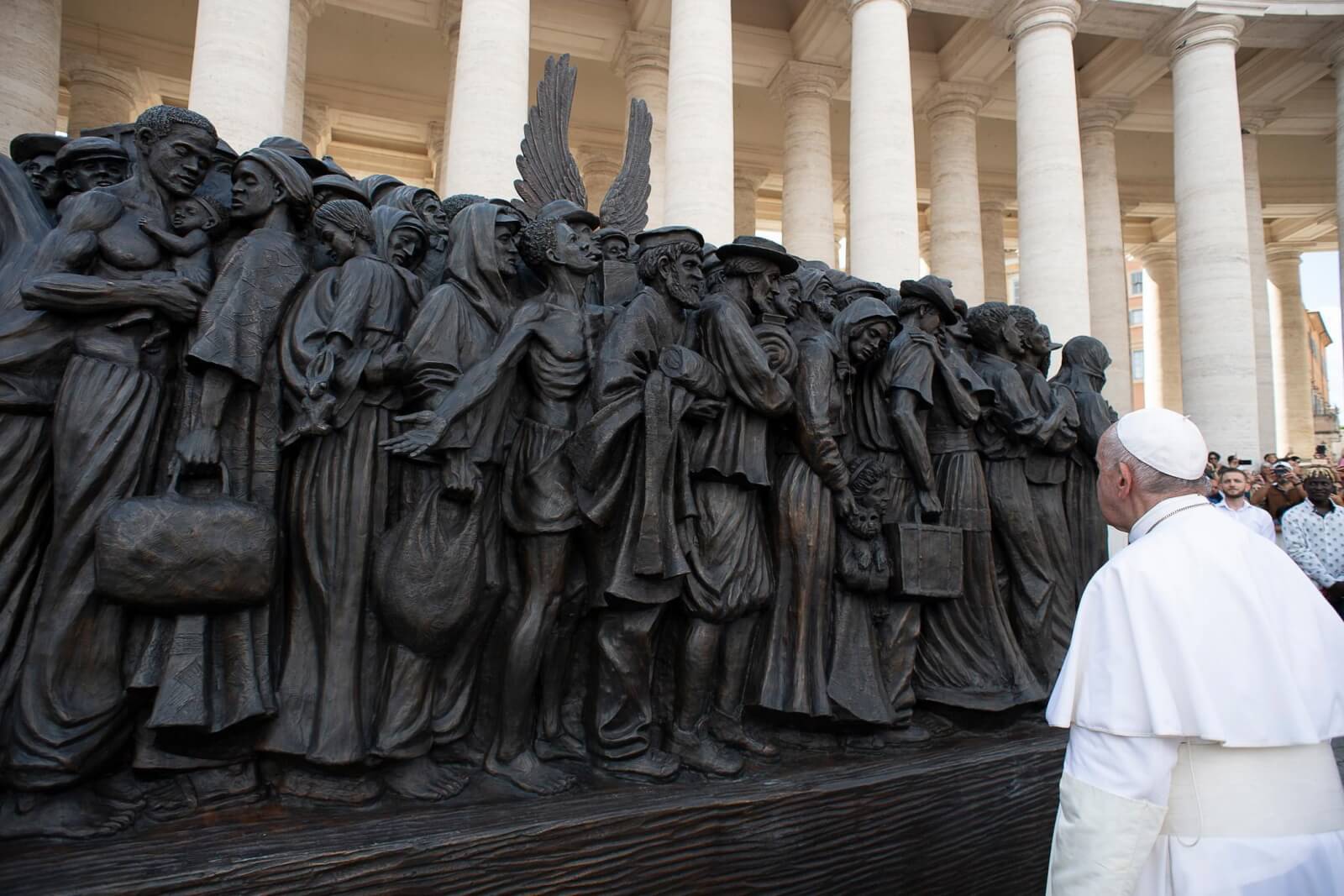 Pomnik uchodźców odsłonięty przez papieża Franciszka fot. EPA/VATICAN MEDIA