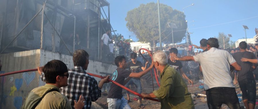 Zamieszki w greckim obozie dla uchodźców fot. EPA/STRATIS BALASKAS