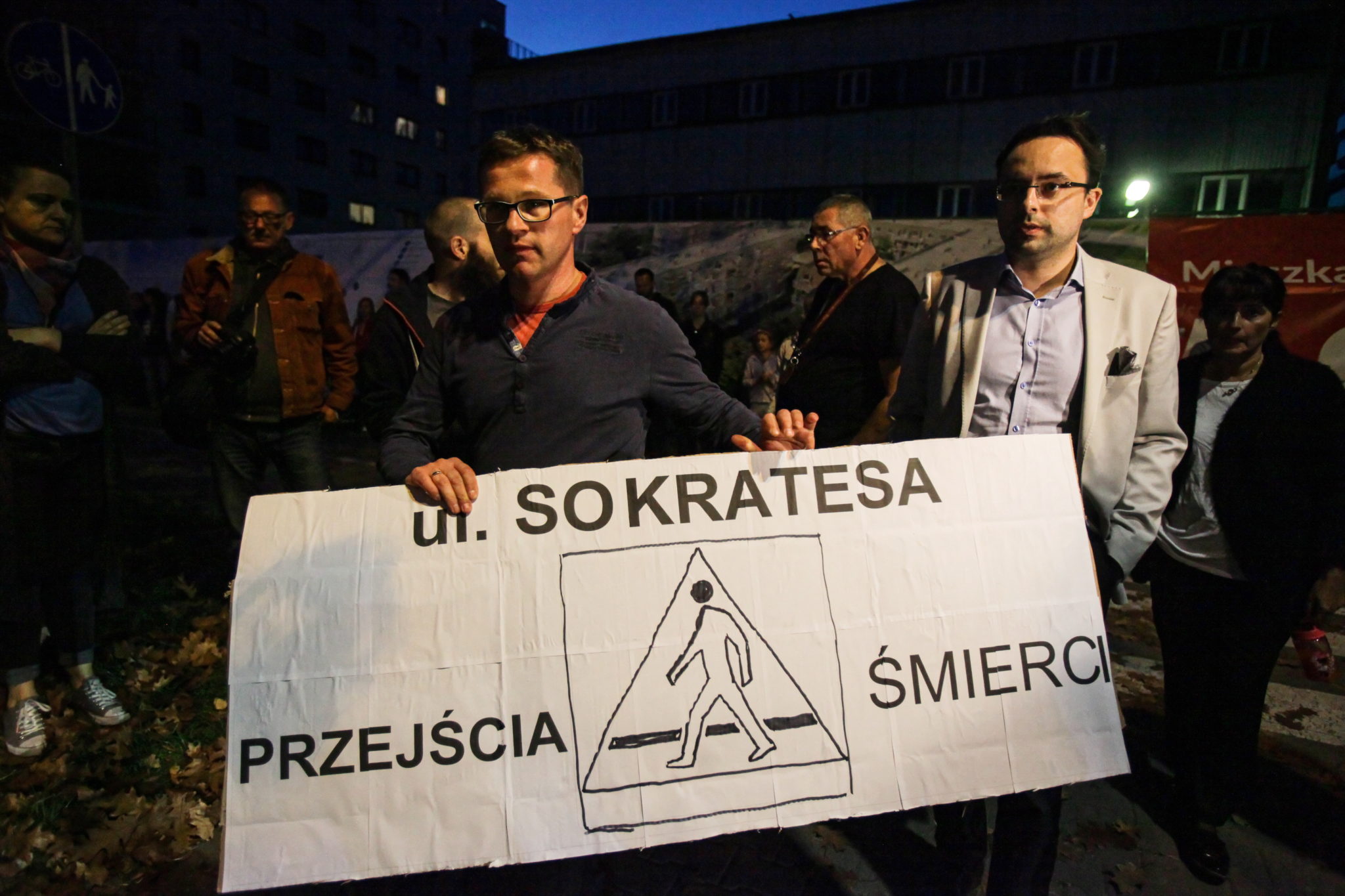 Protest mieszkańców warszawskich Bielan w związku ze śmiertelnym potrąceniem na pasach dla pieszych na ulicy Sokratesa, fot. Mateusz Marek, PAP 
