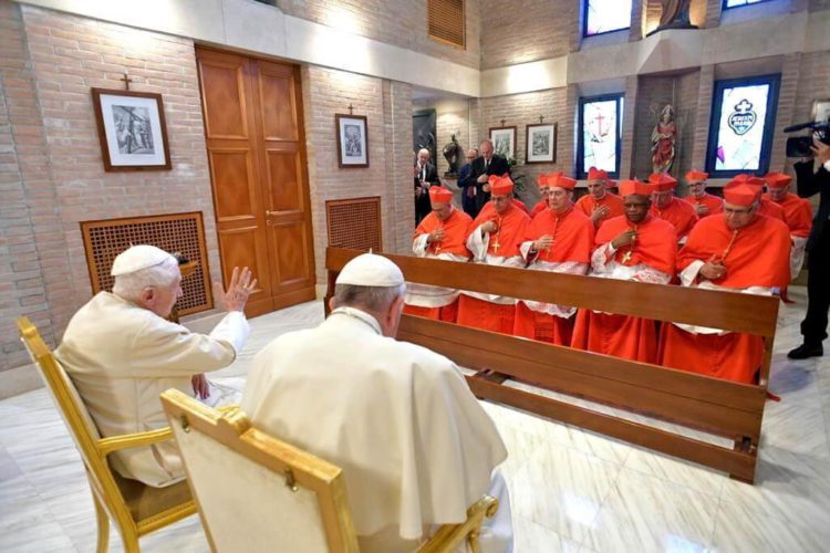 Nowi kardynałowie na spotkaniu z Franciszkiem i Benedyktem XVI fot. EPA/VATICAN MEDIA