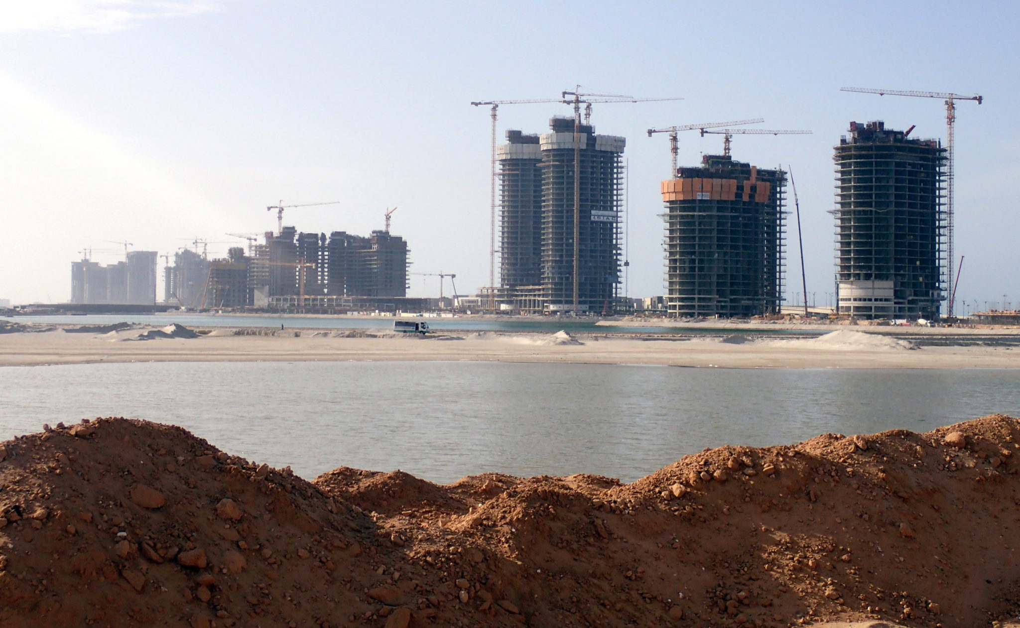 Egipt: widok placu budowy w nowym mieście Alamein na północnym wybrzeżu, 260 km na północny zachód od Kairu, fot. KHALED ELFIQI, PAP/EPA 