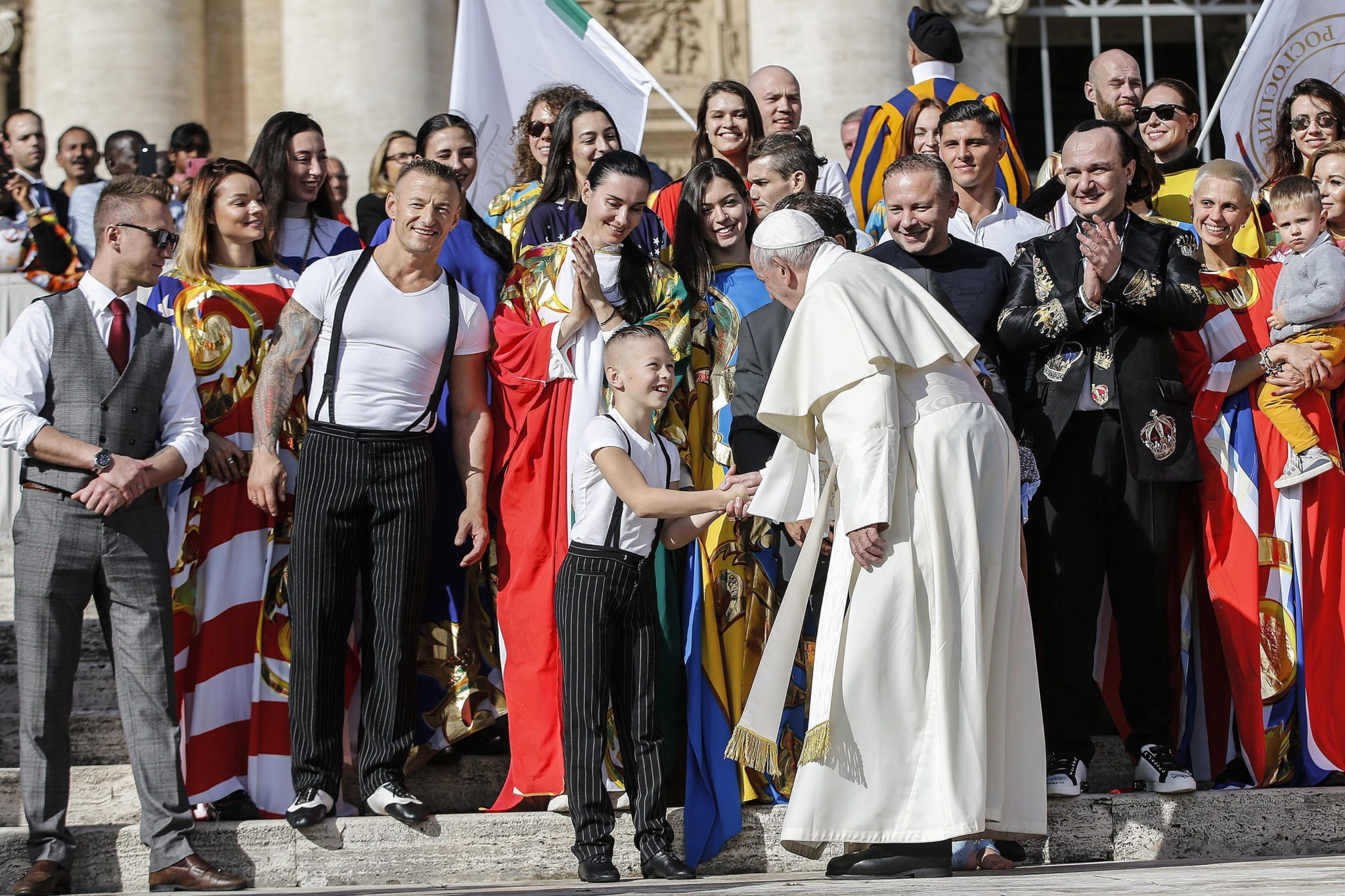 Podczas środowej audiencji  papież franciszek spotkał się ze słynną włoską grupą cyrkowców. fot. EPA/Fabio Frustaci 
