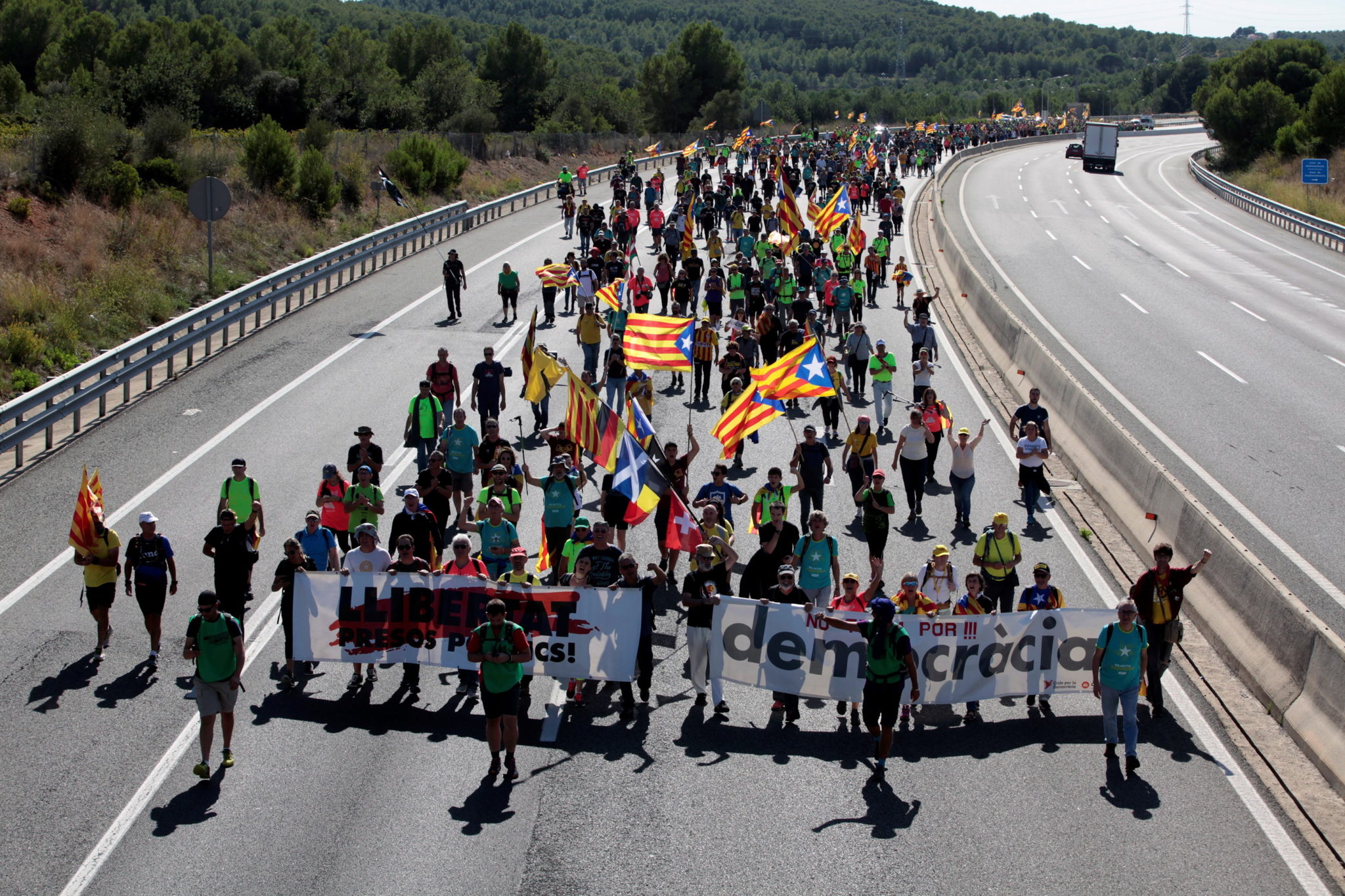 Protesty w Katalonii przybierają na sile. fot. EPA/Jaume Sellart 
