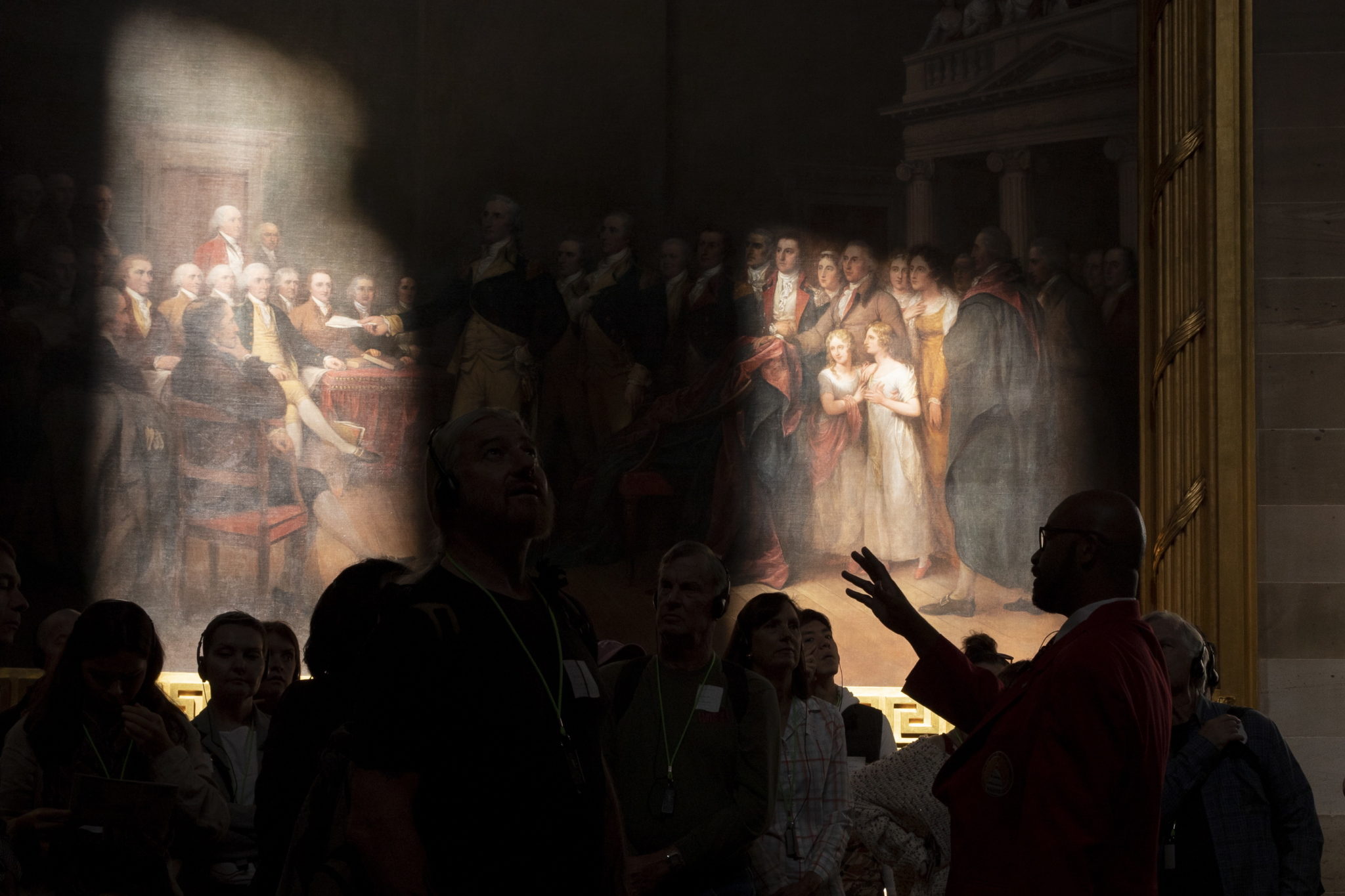 Waszyngton: odwiedzający amerykańską rotundę na Kapitolu  przed obrazem olejnym z 1824 r. „Generał George Washington rezygnujący z komisji” amerykańskiego artysty Johna Trumbulla, fot. MICHAEL REYNOLDS , PAP