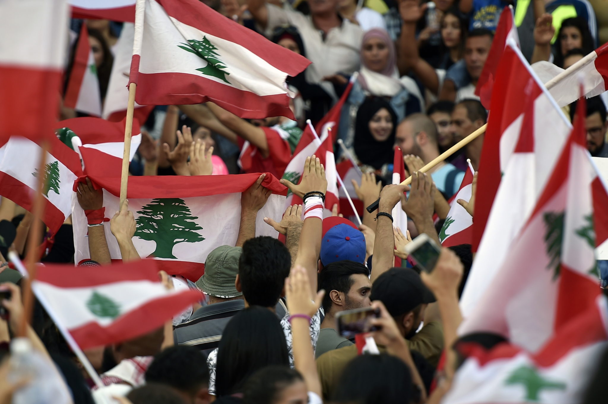 Choć rząd tnie o połowę pensje ministrów i wycofuje się z kontrowersyjnych podatków, setki tysięcy Libańczyków nie chcą zejść z ulic. Przez Liban przetaczają się największe protesty od cedrowej rewolucji. 