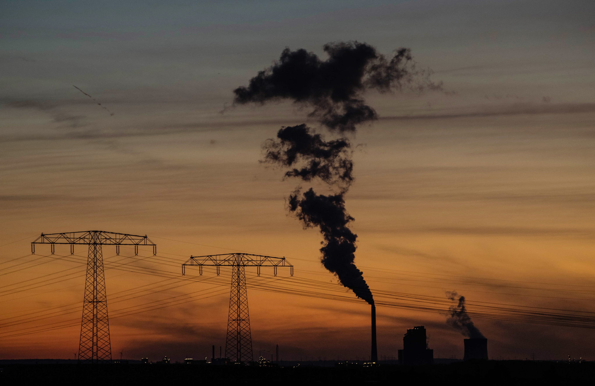 Niemcy: elektrownia wykorzystująca węgiel brunatny koło Lipska, fot. FILIP SINGER, PAP/EPA 