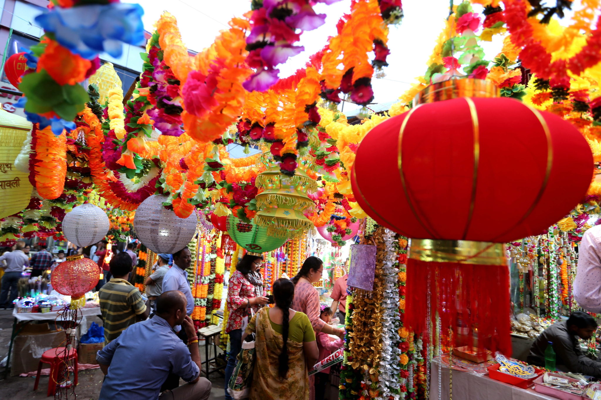 Zbliża się Festiwal Diwali w Indiach. Z tej okazji mieszkańcy kraju nabywają ozdoby dla domu. fot. EPA/SANJEEV GUPTA 
