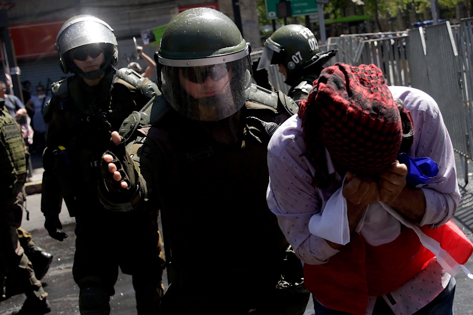 Fala prostestów w Chile wzmaga uliczne demonstracje. fot. EPA/FERNANDO BIZERRA JR 
