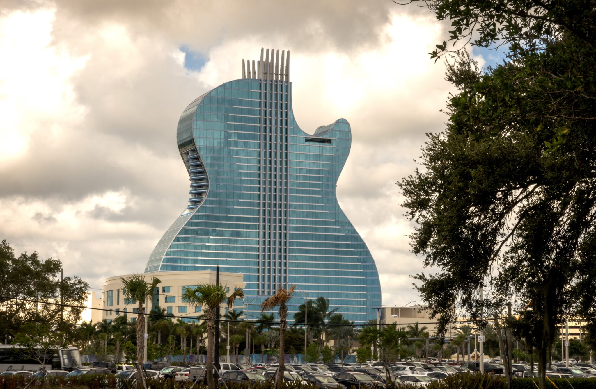 Hotel z fasadą przypominającą korpus gitary otwarto dziś na Florydzie. fot. EPA/CRISTOBAL HERRERA 