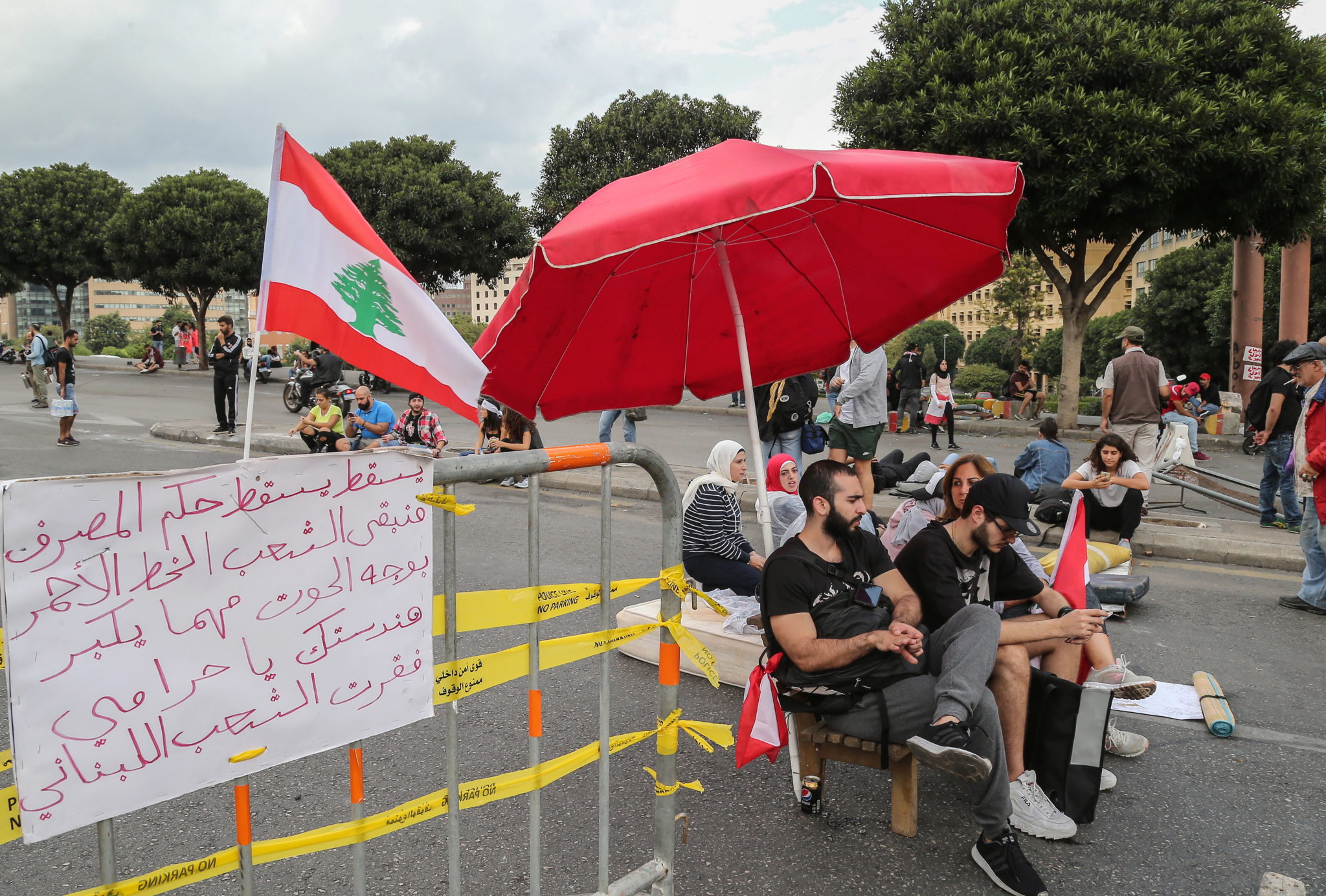 Liban: trwają protesty mieszkańców przeciwko rządom Michela Aouna. Prezydent ogłosił, że jest gotowy do negocjacji z przedstawicielami demonstrantów, jednak protesty pozostają bez przywódców, fot. PAP/EPA