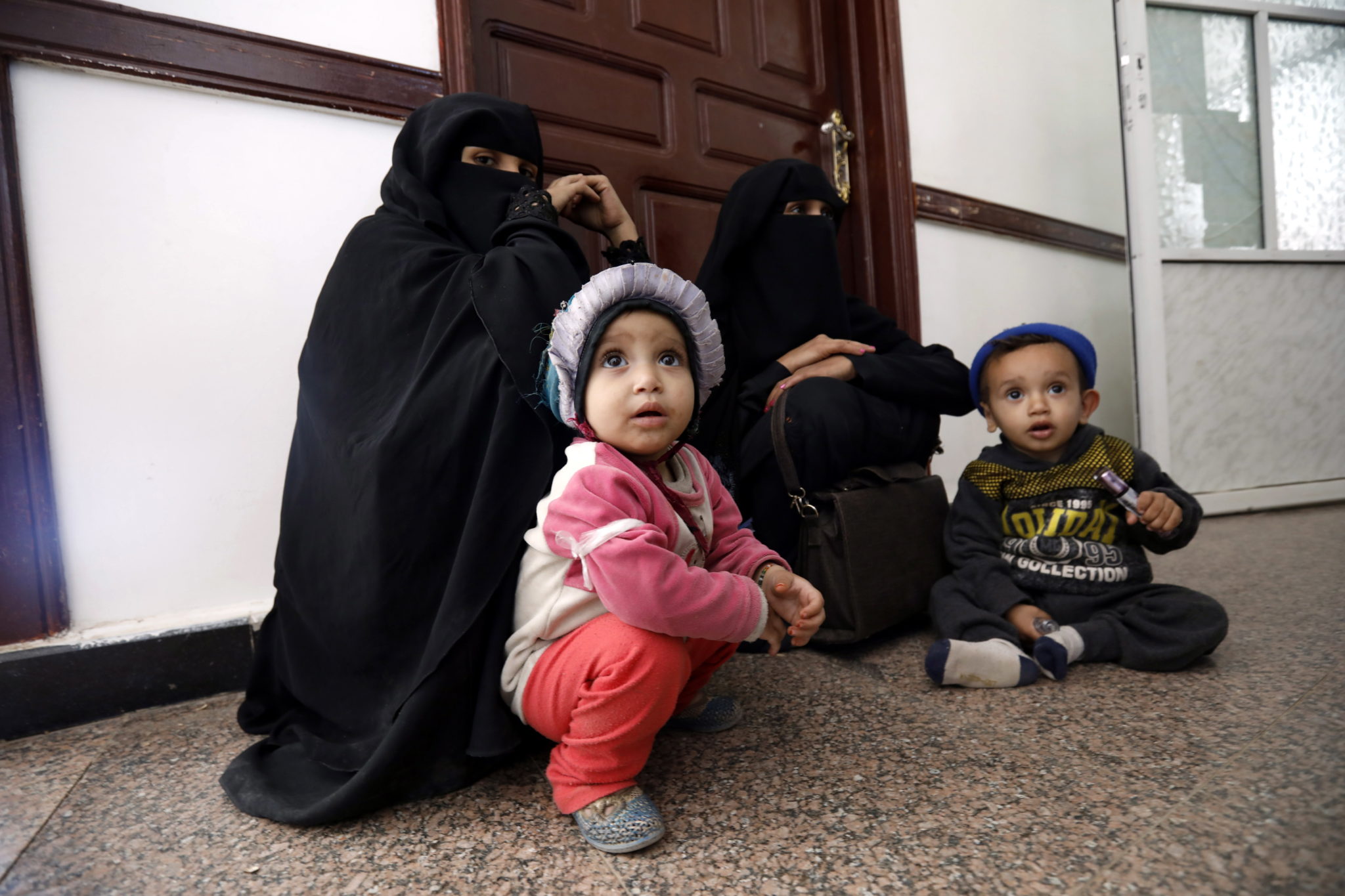 Jemeńskie kobiety i ich dzieci czekają na badania lekarskie w ośrodku zdrowia w Sanie. Według ostatniego raportu WHO prawie 4500 przypadków błonicy i co najmniej 257 zgonów zarejestrowano w 26 miesiącach, fot. YAHYA ARHAB PAP/EPA