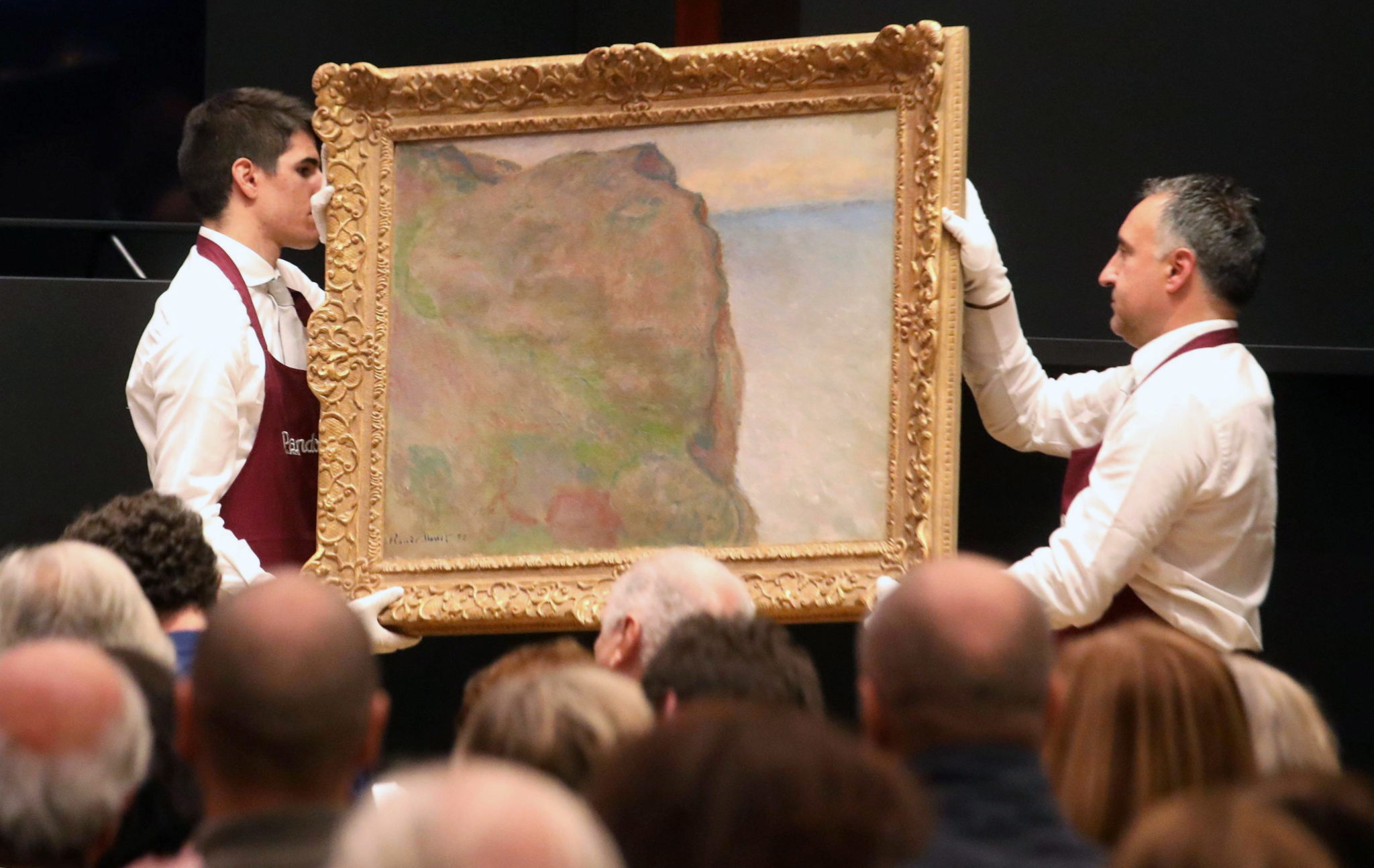 Włochy, Mediolan: obraz „Falaise du petit aille in Varengeville” (1896–1897) francuskiego artysty Claude'a Moneta jest wystawiony na aukcji, fot. MATTEO BAZZI, PAP/EPA