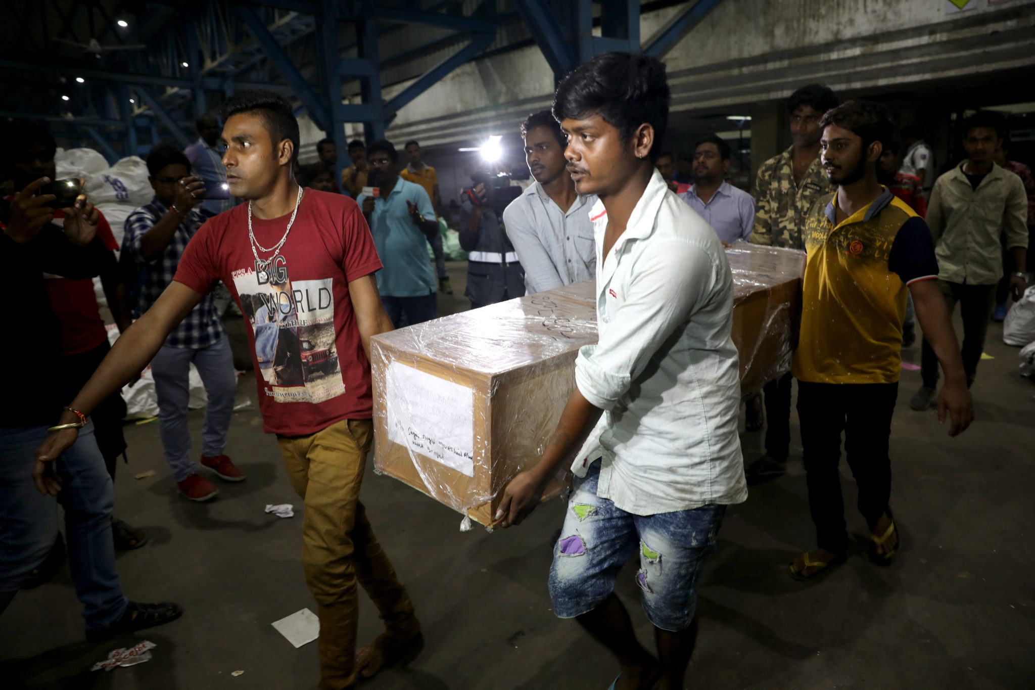 Indie: trumny z ciałąmi ofiar zamachu w Kaszmirze. fot.  EPA/PIYAL ADHIKARY 
